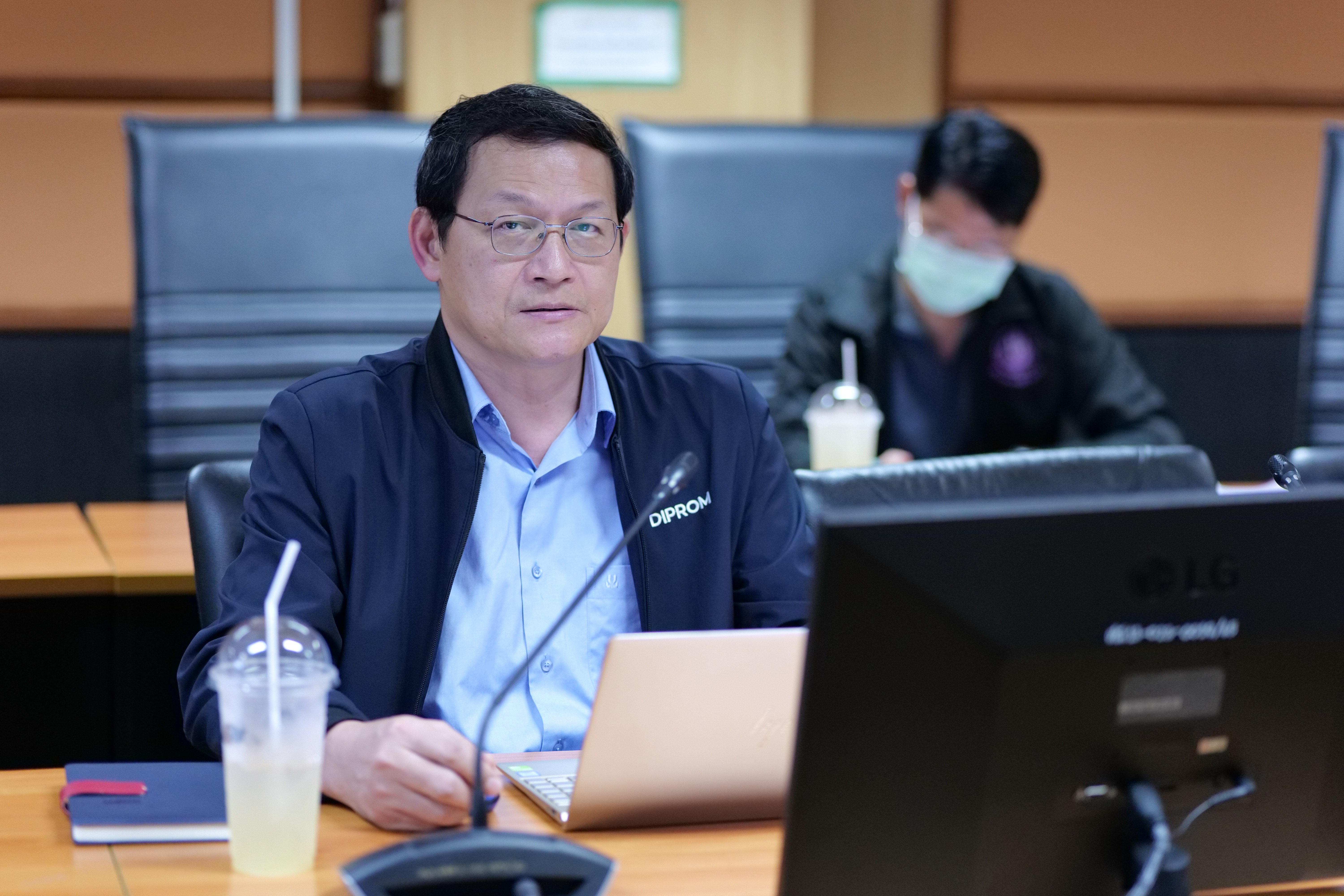 รสอ.วาที" นั่งหัวโต๊ะประชุมคณะกรรมการบริหารเทคโนโลยีสารสนเทศและการสื่อสาร
