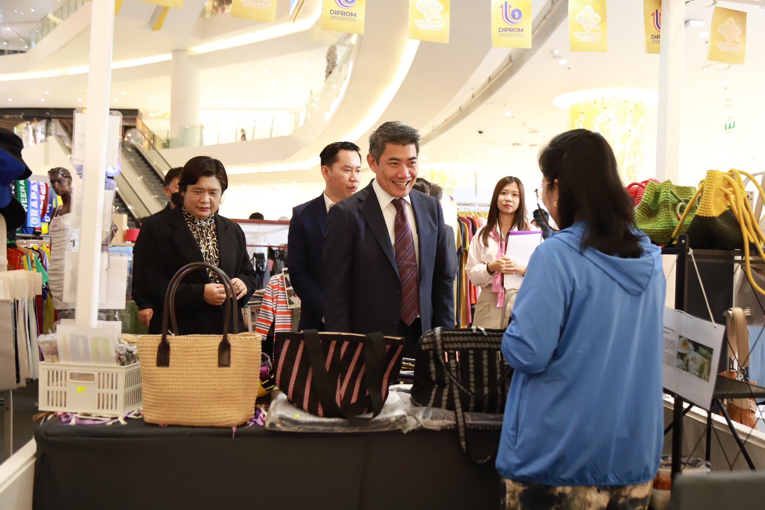 "ดีพร้อม" ผลักดันมาตรฐานผลิตภัณฑ์สิ่งทอไทย Thailand Textiles Tag เพิ่มคุณภาพสินค้า พร้อมหนุนซอฟต์พาวเวอร์แฟชั่นไทย ก้าวไกลสู่ระดับโลก