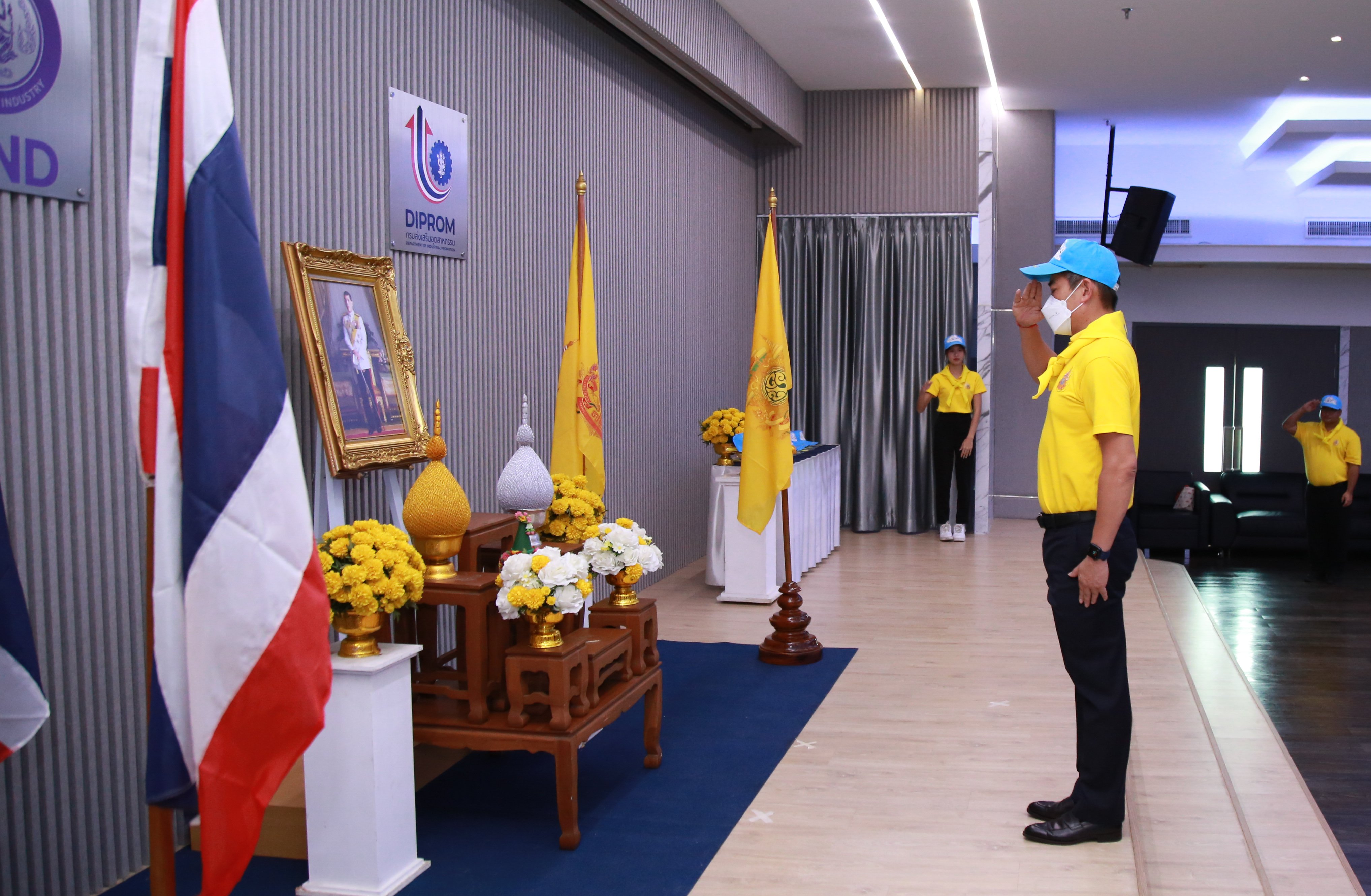 "ดีพร้อม" จัดพิธีรับมอบหมวกและผ้าพันคอจิตอาสาพระราชทาน