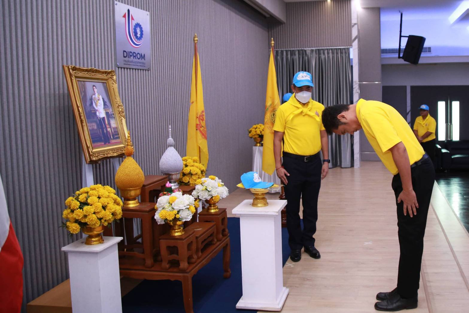 "ดีพร้อม" จัดพิธีรับมอบหมวกและผ้าพันคอจิตอาสาพระราชทาน