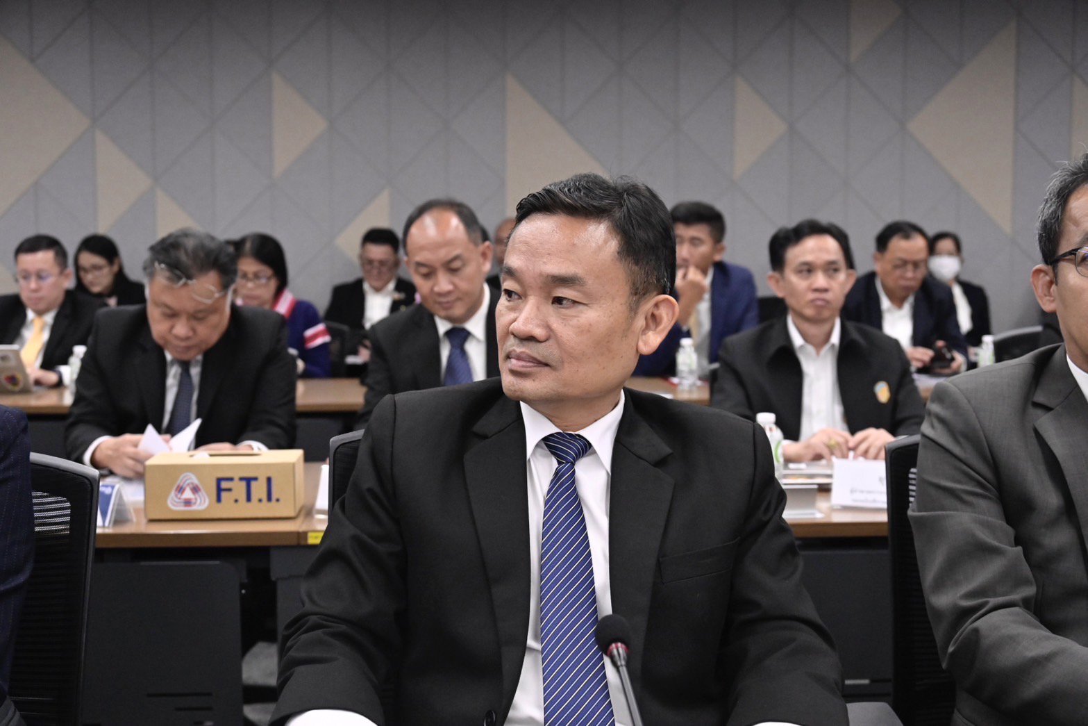 “พิมพ์ภัทรา” หารือ “สภาอุตฯ” หลังเผชิญกติกาใหม่โลก ทำ 22 อุตสาหกรรมดั้งเดิมขีดความสามารถการแข่งขันลดลง เร่งหามาตรการรับมือ พร้อมตั้ง 4 คณะทำงาน ขับเคลื่อนเศรษฐกิจภาคอุตสาหกรรม