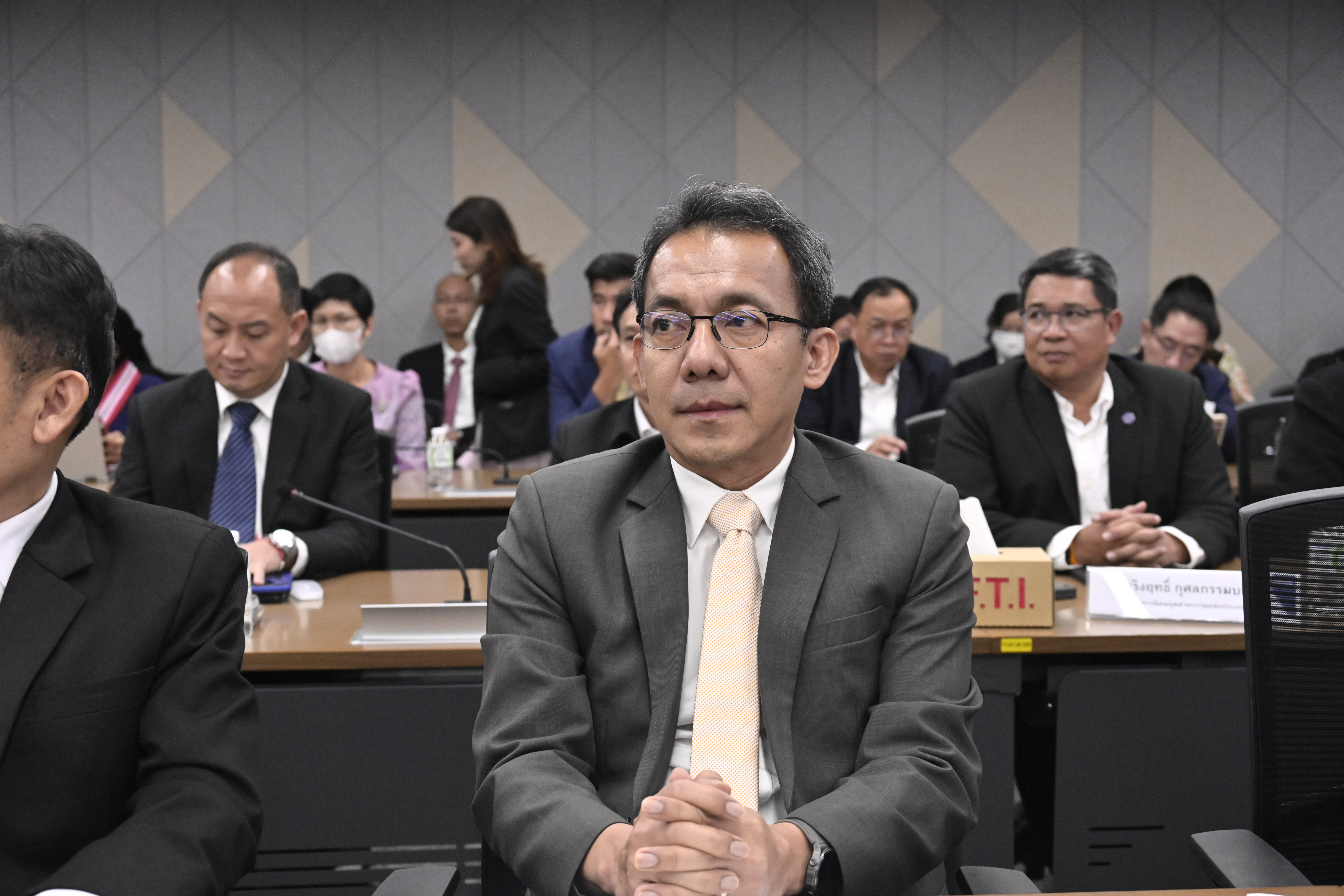 “พิมพ์ภัทรา” หารือ “สภาอุตฯ” หลังเผชิญกติกาใหม่โลก ทำ 22 อุตสาหกรรมดั้งเดิมขีดความสามารถการแข่งขันลดลง เร่งหามาตรการรับมือ พร้อมตั้ง 4 คณะทำงาน ขับเคลื่อนเศรษฐกิจภาคอุตสาหกรรม