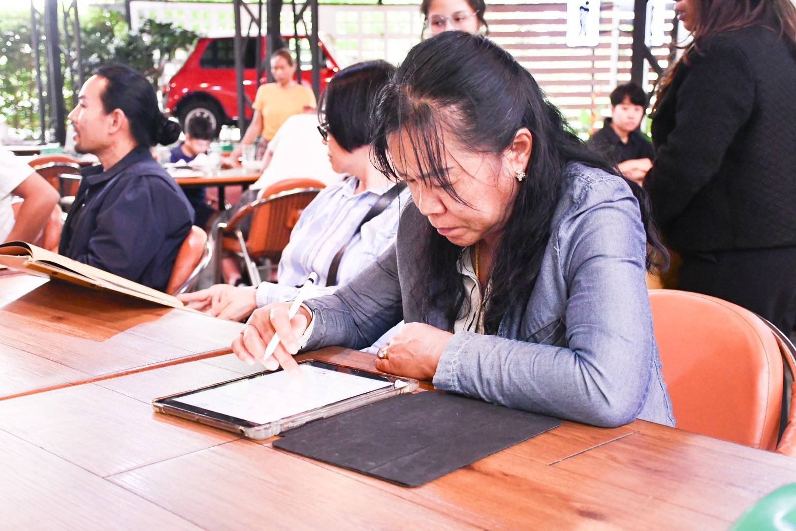 “รสอ.วัชรุน” นำคณะดีพร้อมลงพื้นที่ตรวจเยี่ยม ผู้ประกอบการ คพอ.