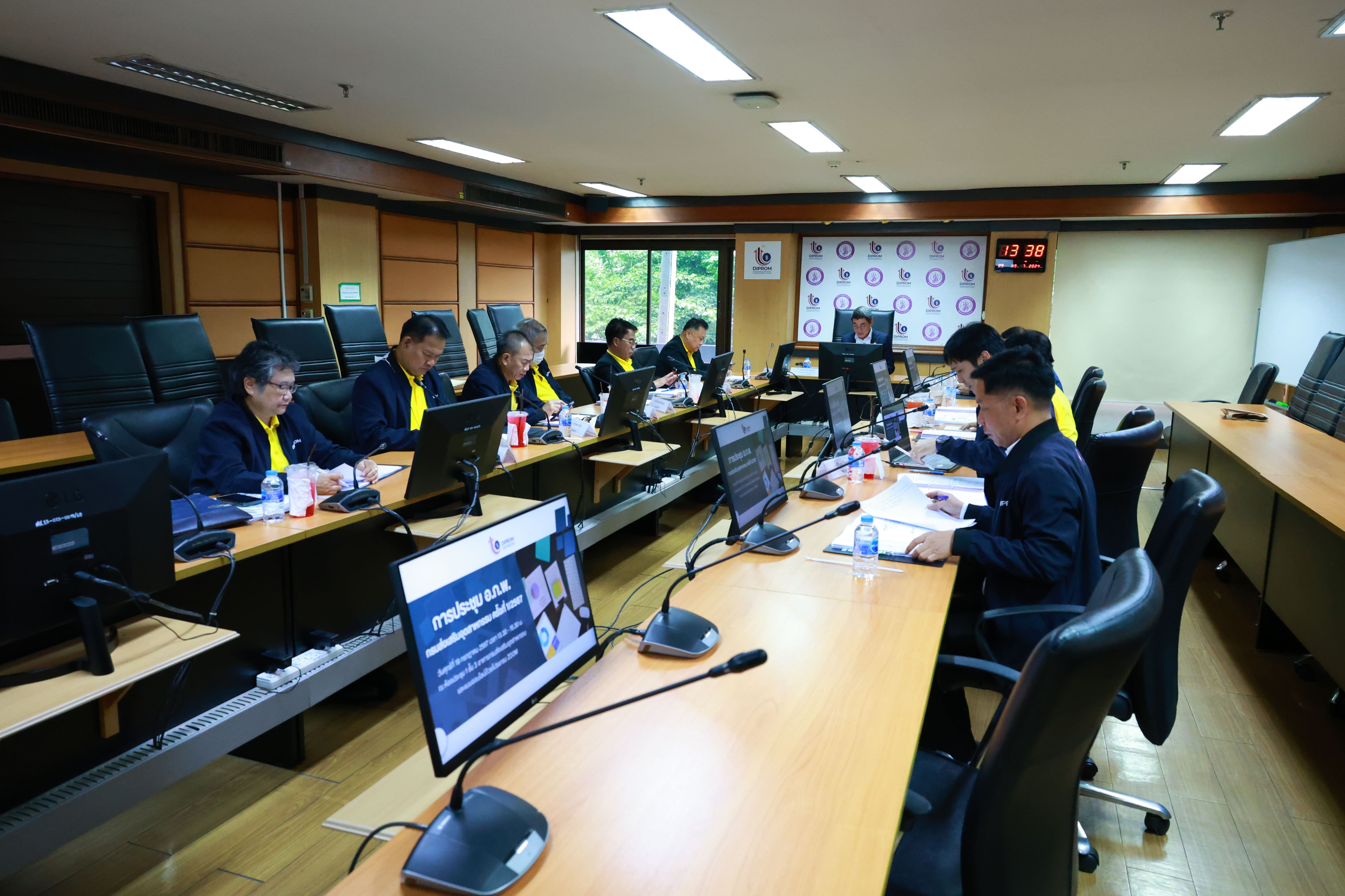 "ดีพร้อม" ประชุม อ.ก.พ. กรมส่งเสริมอุตสาหกรรม ครั้งที่ 1 / 2567