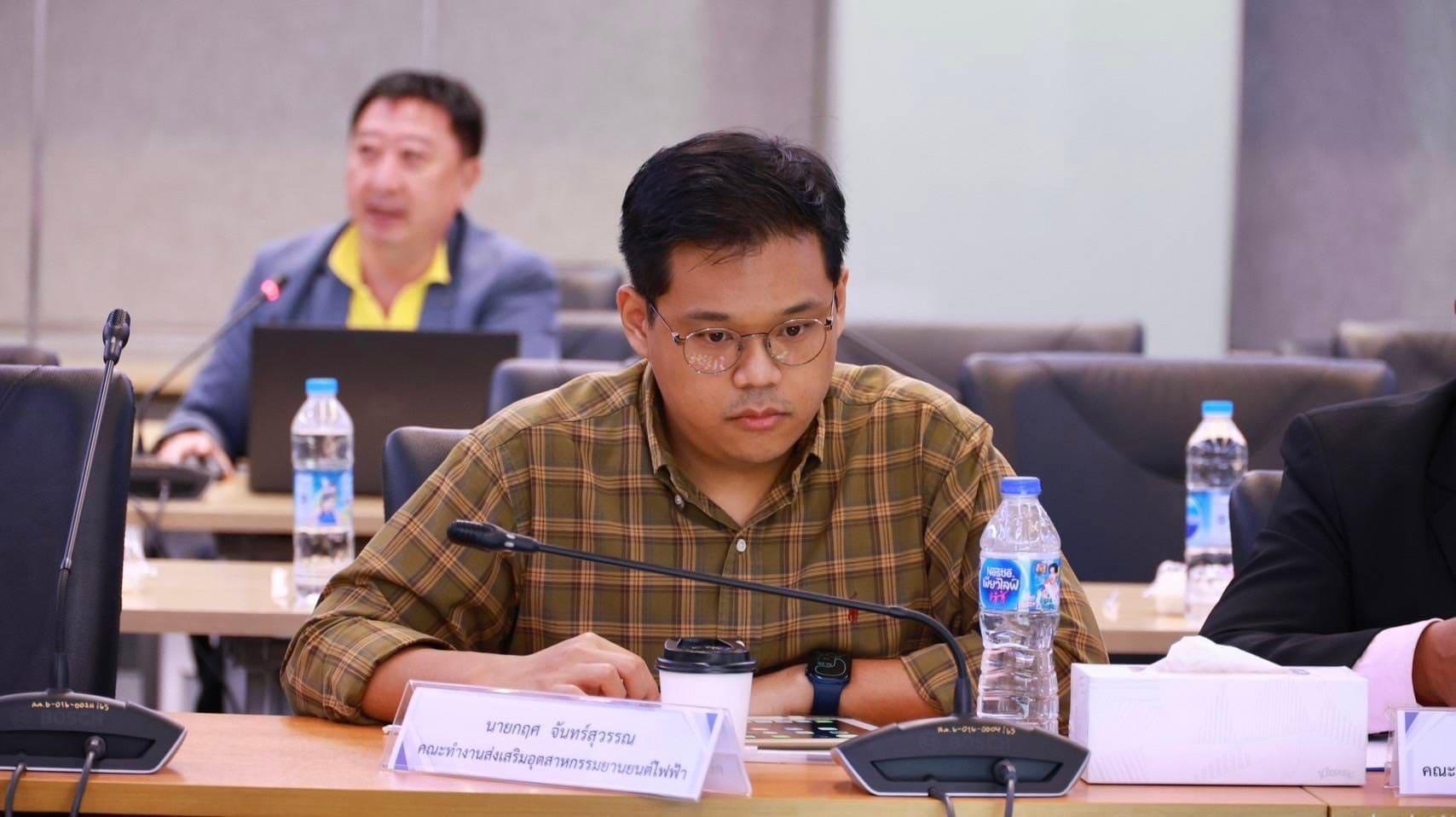 "รสอ.วาที" ร่วมประชุมคณะกรรมาธิการการอุตสาหกรรม หารือ “รถโดยสารและรถบรรทุก EV“