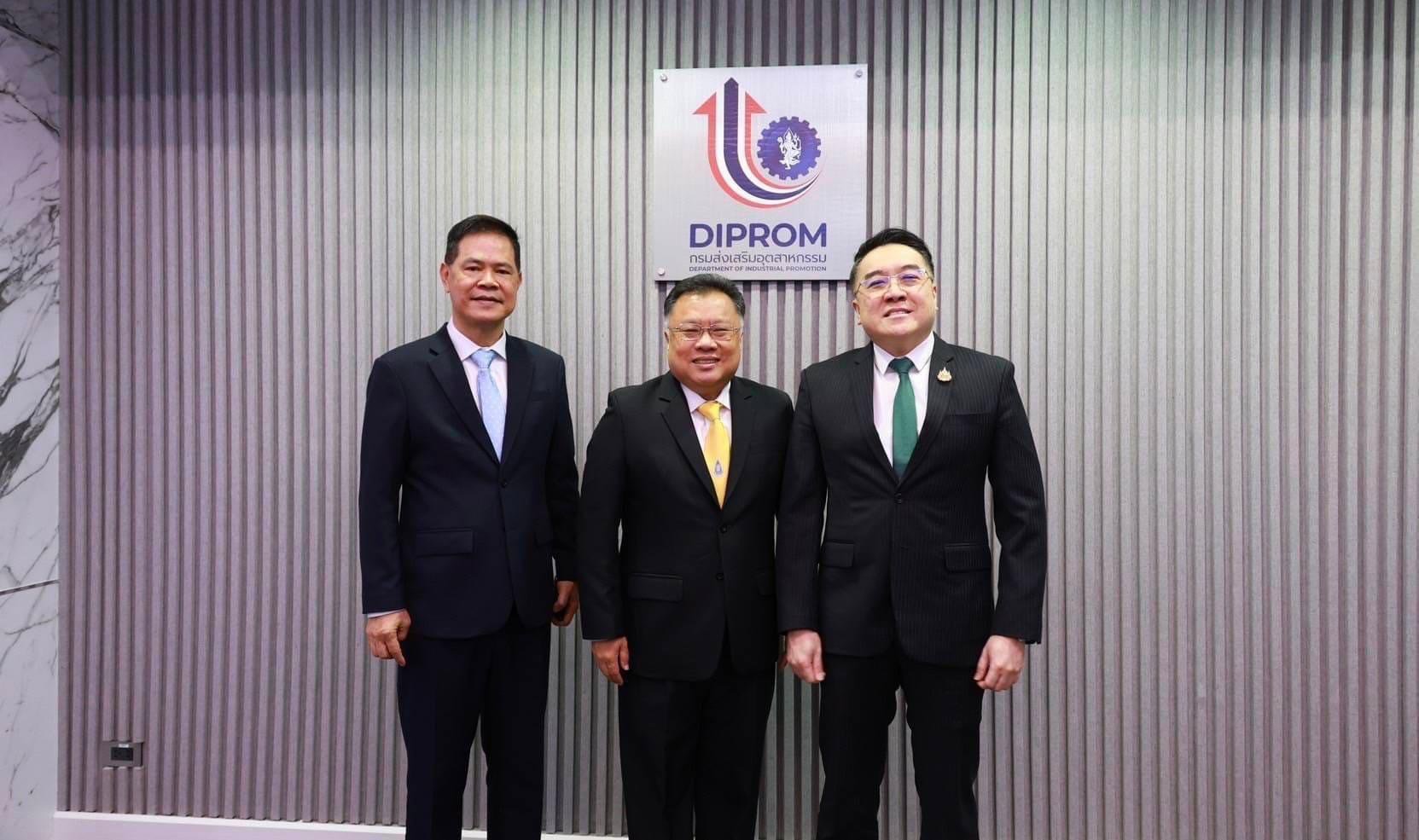 "รสอ.วาที" ร่วมประชุมคณะกรรมาธิการการอุตสาหกรรม หารือ “รถโดยสารและรถบรรทุก EV“