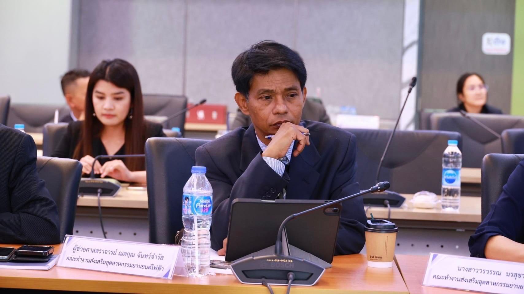 "รสอ.วาที" ร่วมประชุมคณะกรรมาธิการการอุตสาหกรรม หารือ “รถโดยสารและรถบรรทุก EV“
