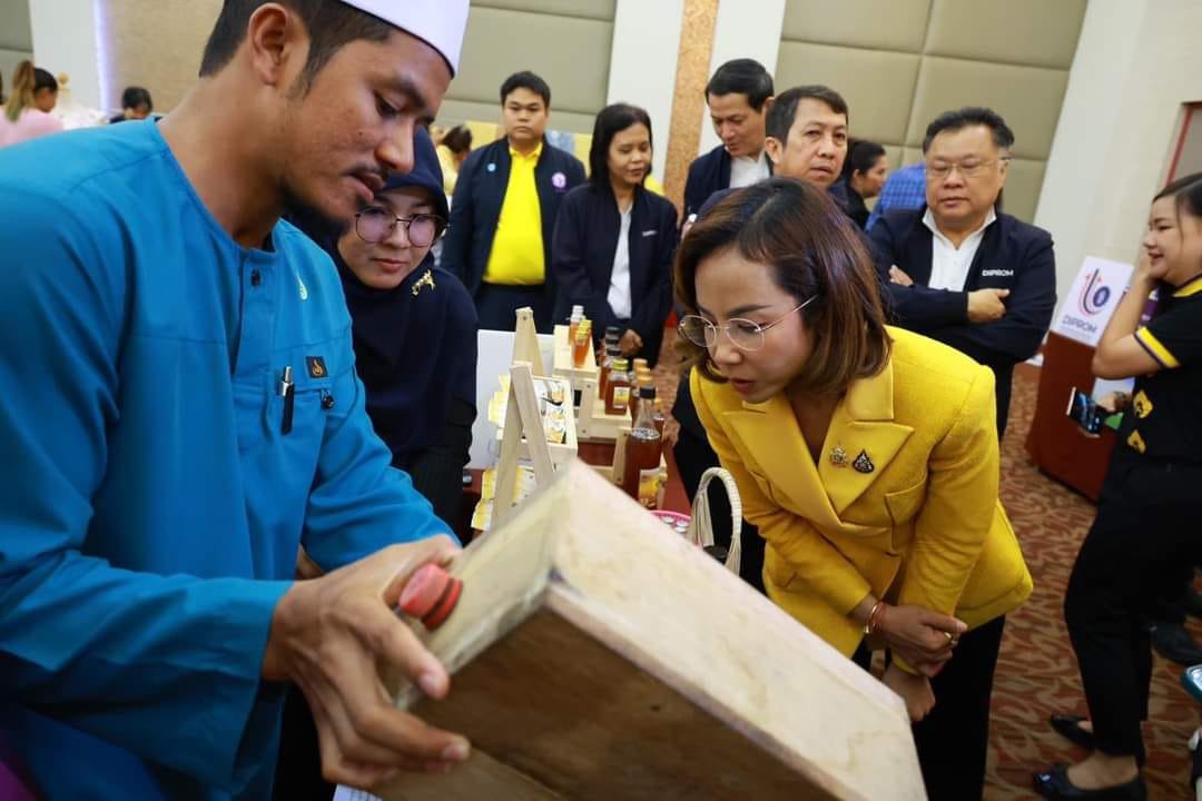 รมว.พิมพ์ภัทรา เร่งดีพร้อมขับเคลื่อนอุตสาหกรรมสีเขียวในพื้นที่ภาคใต้ ดันธุรกิจเป็นมิตรกับสิ่งแวดล้อม ลดการปล่อยก๊าซเรือนกระจก เพื่อโลก เพื่อเรา 