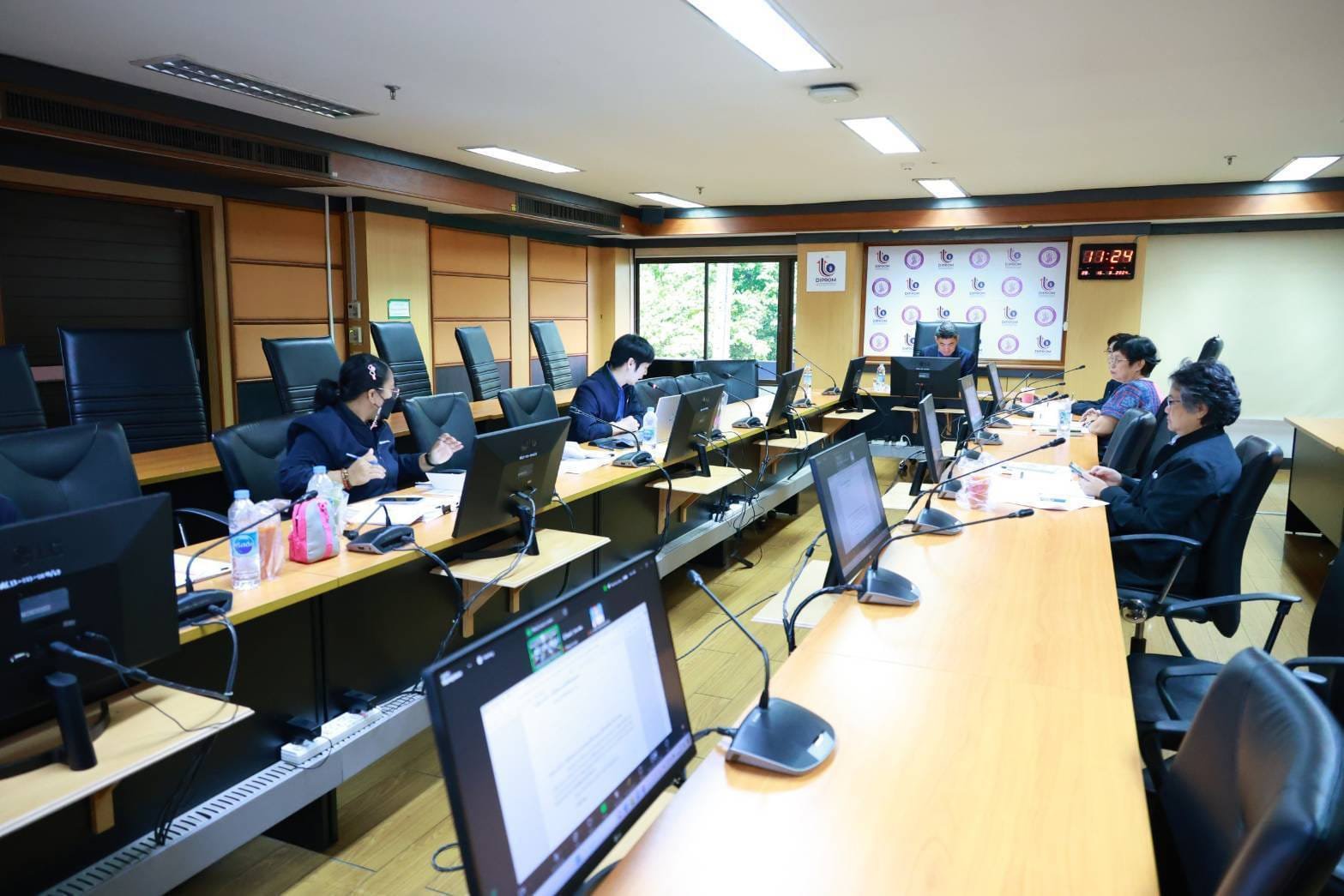 "ดีพร้อม" ประชุมคณะกรรมการระบบข้าราชการผู้มีผลสัมฤทธิ์สูง ​