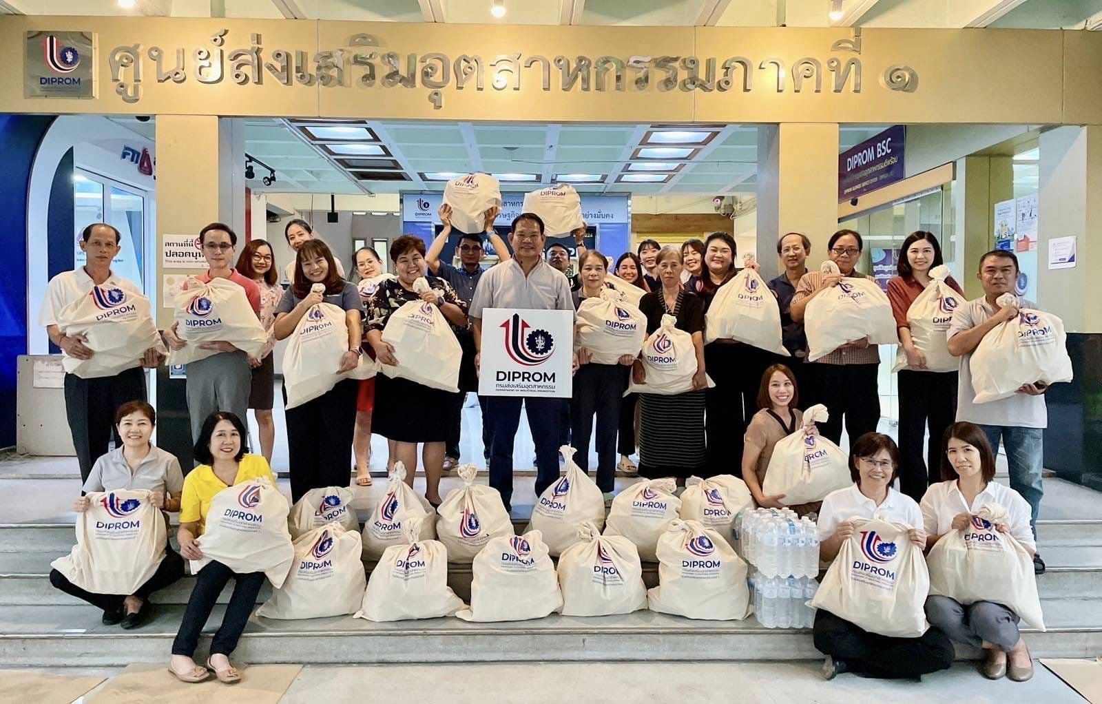 "ดีพร้อม" ร่วมใจ ช่วยเหลือผู้ประสบภัยน้ำท่วม 4 จังหวัดภาคเหนือตอนบน