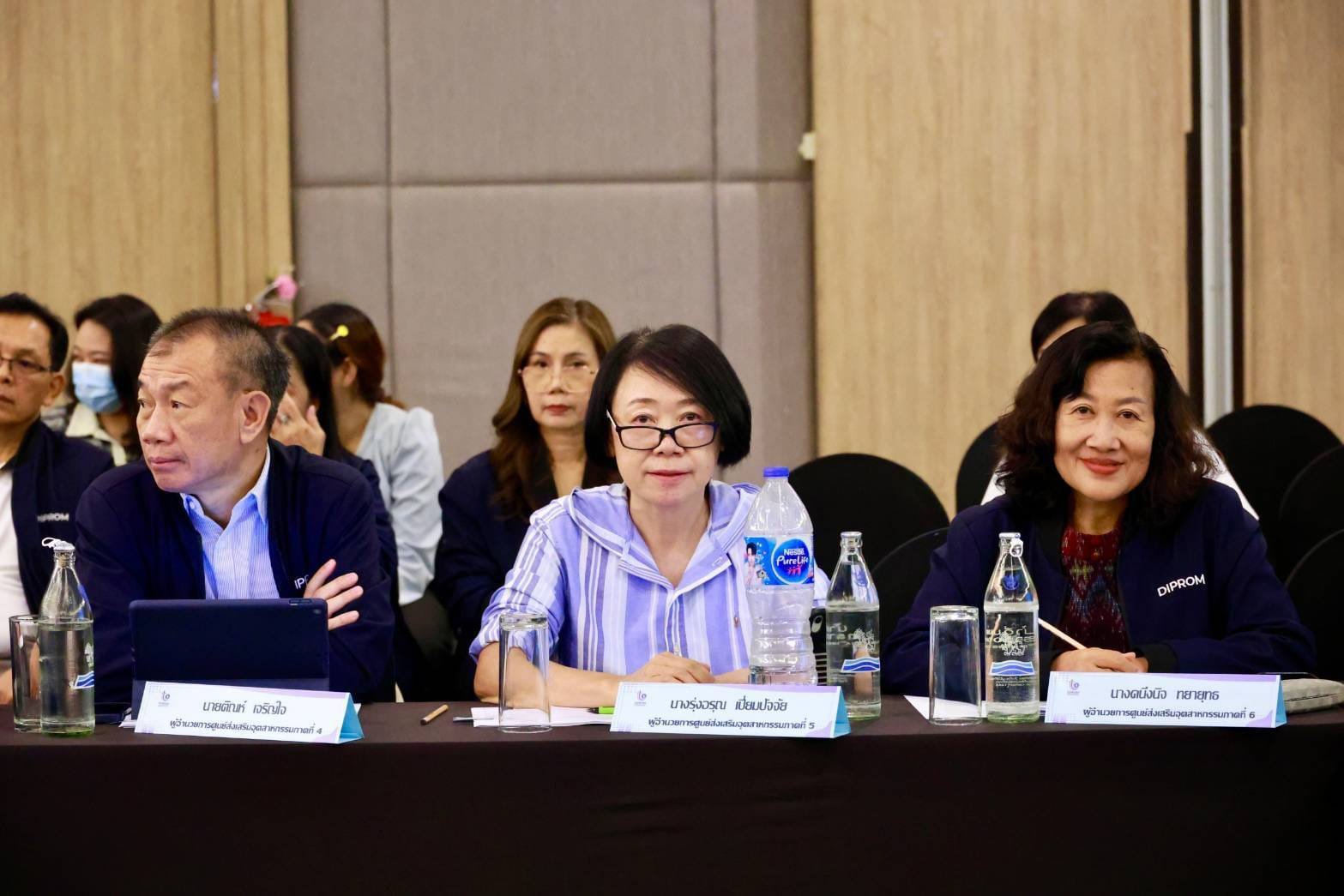 “อธิบดีภาสกร” นำทีมสรุปผลและประเมินผลการสัมมนา พร้อมติดตามการทำงานของดีพร้อม