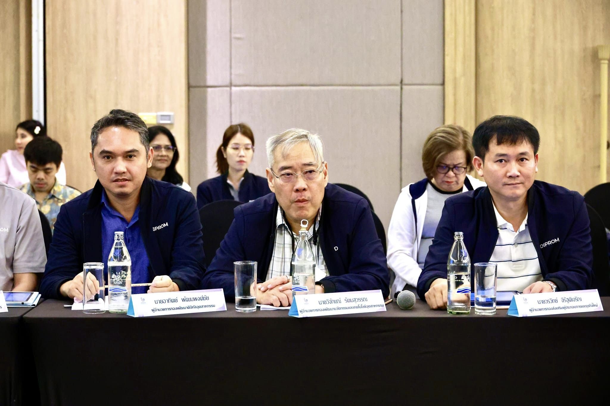 “อธิบดีภาสกร” นำทีมสรุปผลและประเมินผลการสัมมนา พร้อมติดตามการทำงานของดีพร้อม
