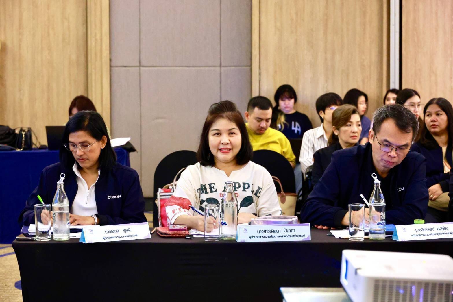 “อธิบดีภาสกร” นำทีมสรุปผลและประเมินผลการสัมมนา พร้อมติดตามการทำงานของดีพร้อม