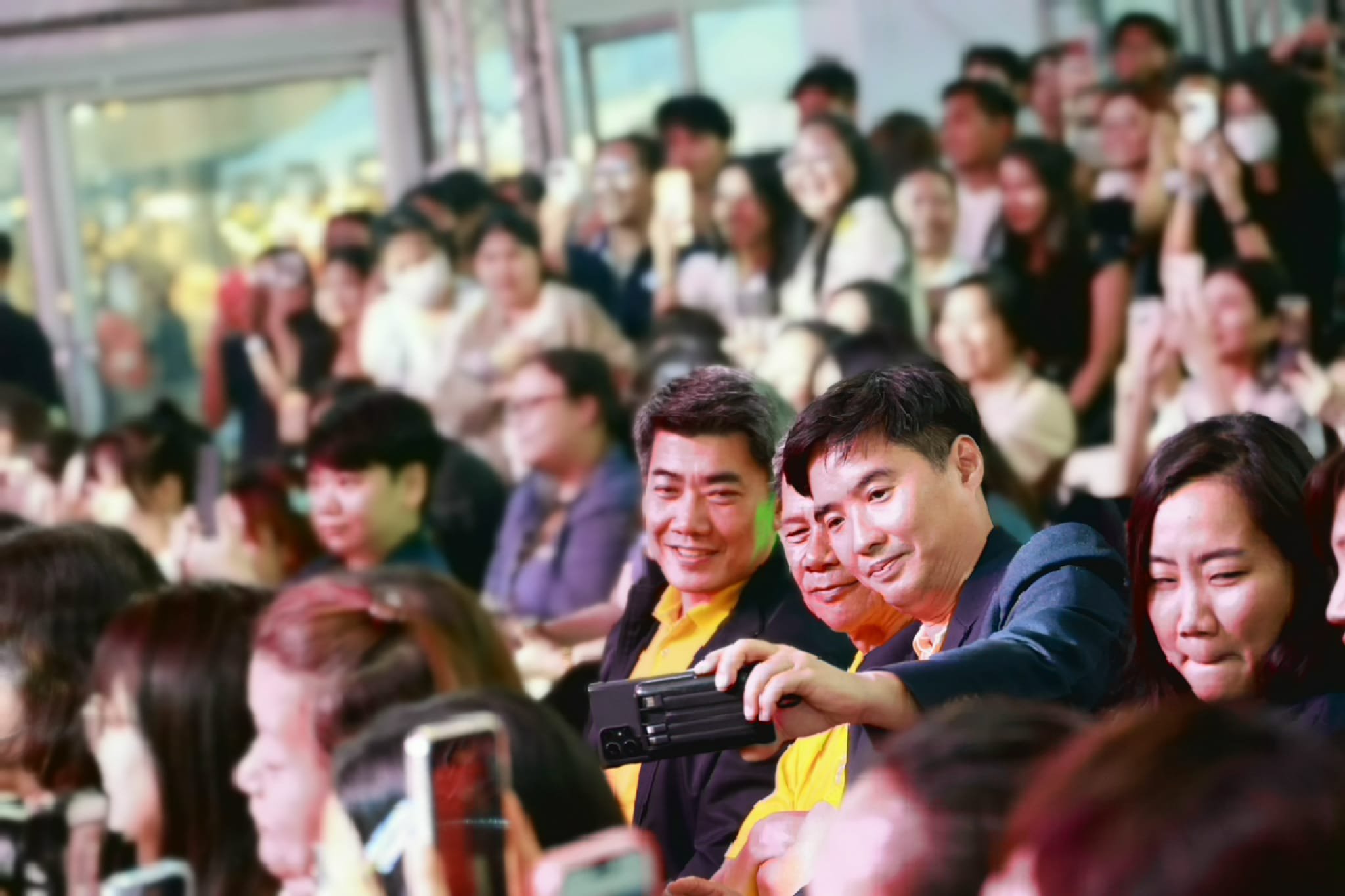 "อธิบดีภาสกร" เข้าร่วมงาน พร้อมมอบดอกไม้ให้ศิลปินภายในงาน "CRAFT DRINK by DIPROM"
