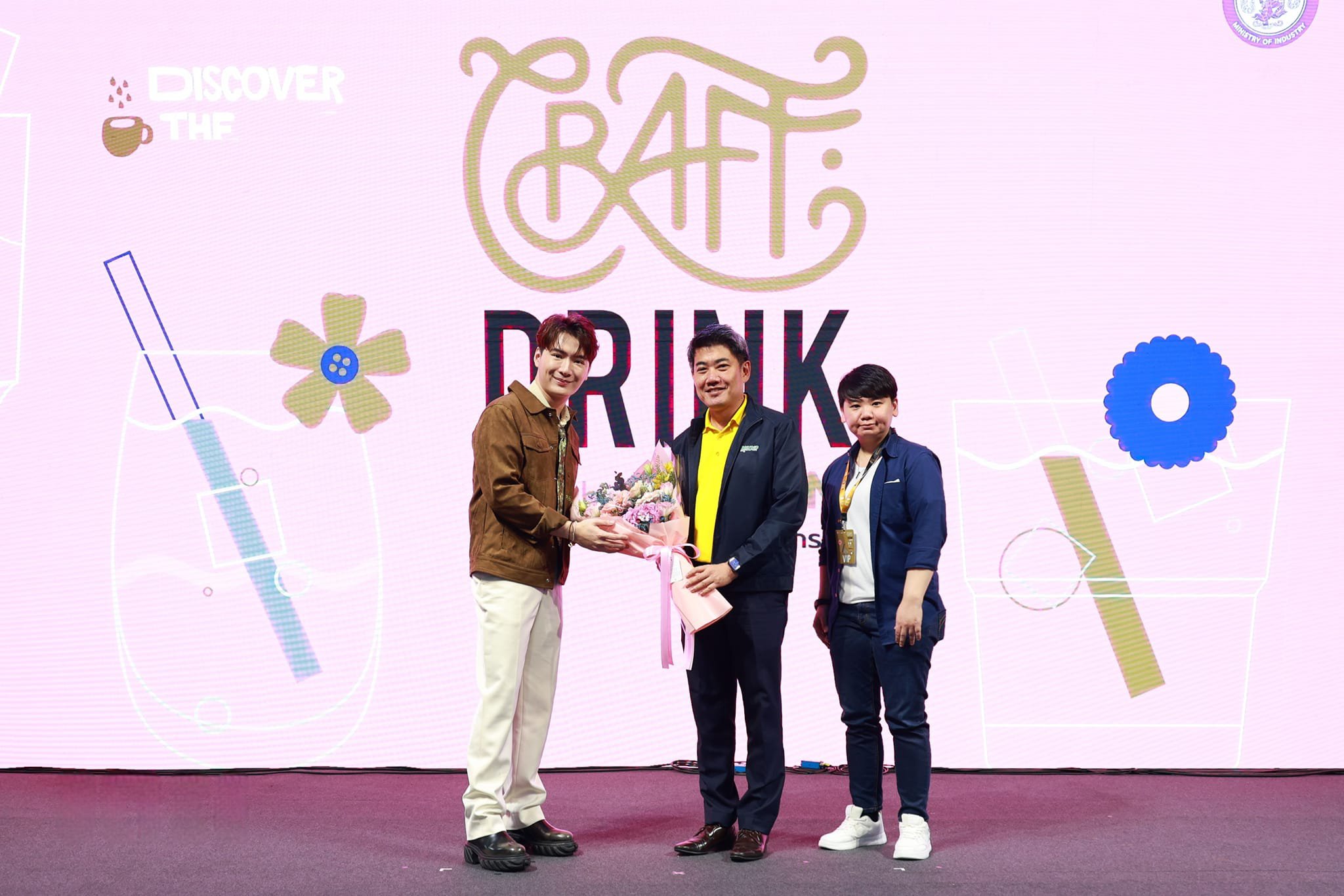 "อธิบดีภาสกร" เข้าร่วมงาน พร้อมมอบดอกไม้ให้ศิลปินภายในงาน "CRAFT DRINK by DIPROM"