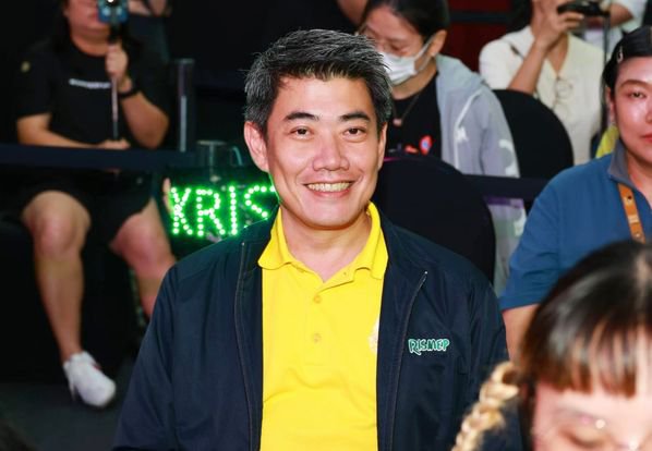 "อธิบดีภาสกร" เข้าร่วมงาน พร้อมมอบดอกไม้ให้ศิลปินภายในงาน "CRAFT DRINK by DIPROM"
