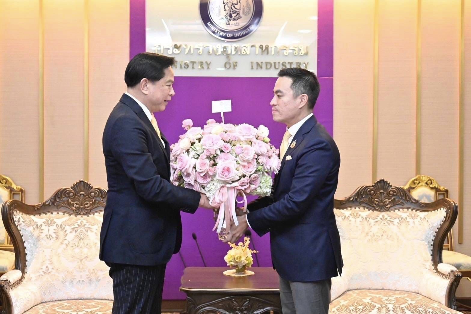 “พีระพันธุ์” ถก “เอกนัฏ” ประสานความร่วมมือ 2 กระทรวง ส่งเสริมอุตสาหกรรมพลังงานสะอาด ดัน “นิคมฯSME” ช่วยรายย่อย ขจัดกฎเกณฑ์อุปสรรค เพิ่มความสะดวกให้ผู้ประกอบการ เชื่อมั่นจะ”ปฏิรูปอุตสาหกรรม“จนสำเร็จ