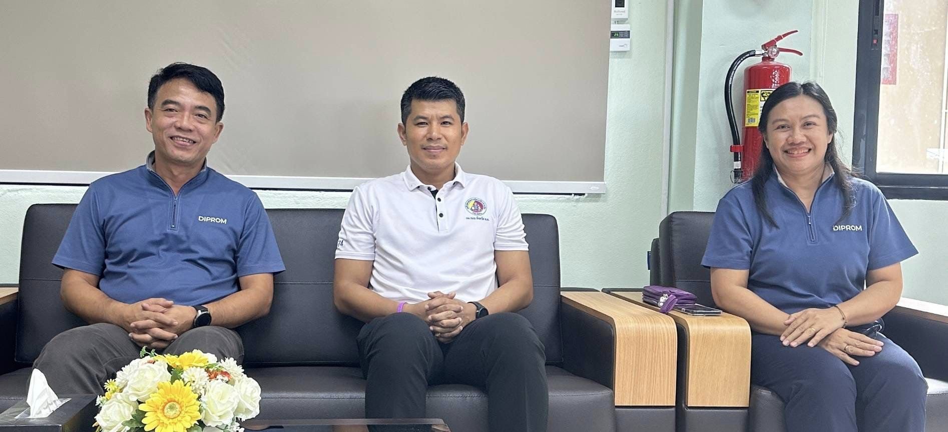 “รองอธิบดีวัชรุน” ลงพื้นที่ "ติดปีกชุมชน" เสริมแกร่งทักษะอาชีพอ่างทอง
