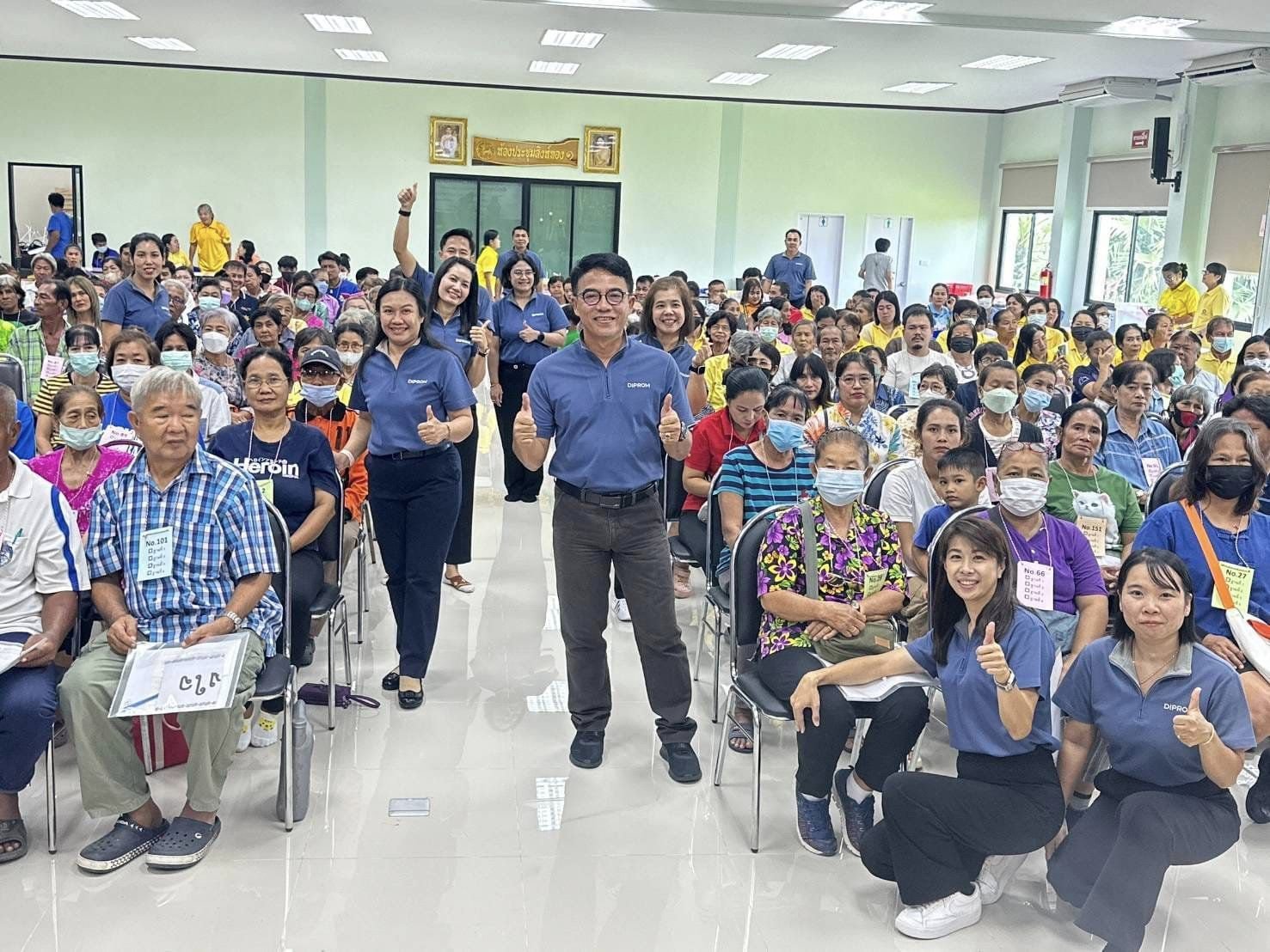 “รองอธิบดีวัชรุน” ลงพื้นที่ "ติดปีกชุมชน" เสริมแกร่งทักษะอาชีพอ่างทอง