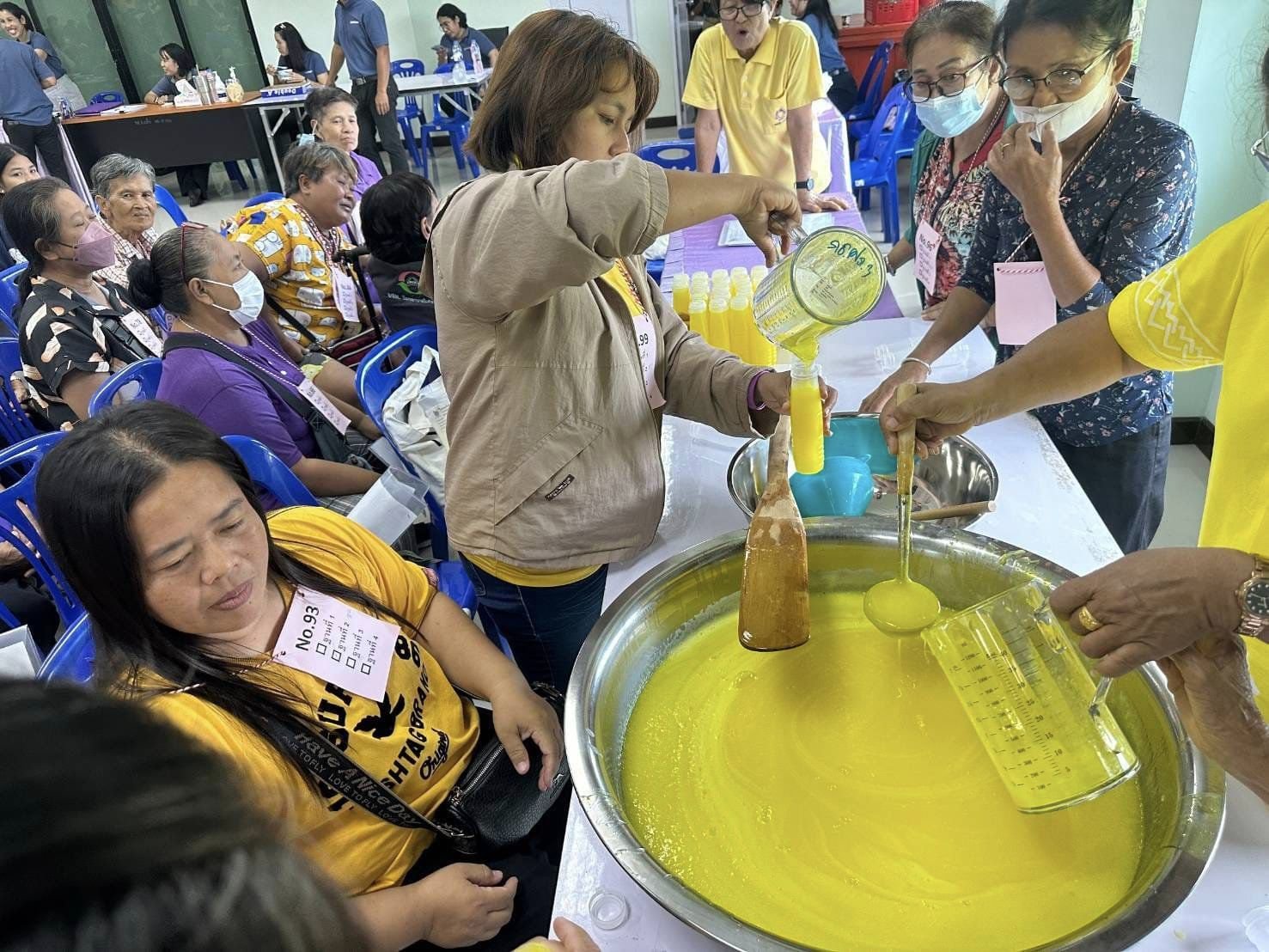 “รองอธิบดีวัชรุน” ลงพื้นที่ "ติดปีกชุมชน" เสริมแกร่งทักษะอาชีพอ่างทอง
