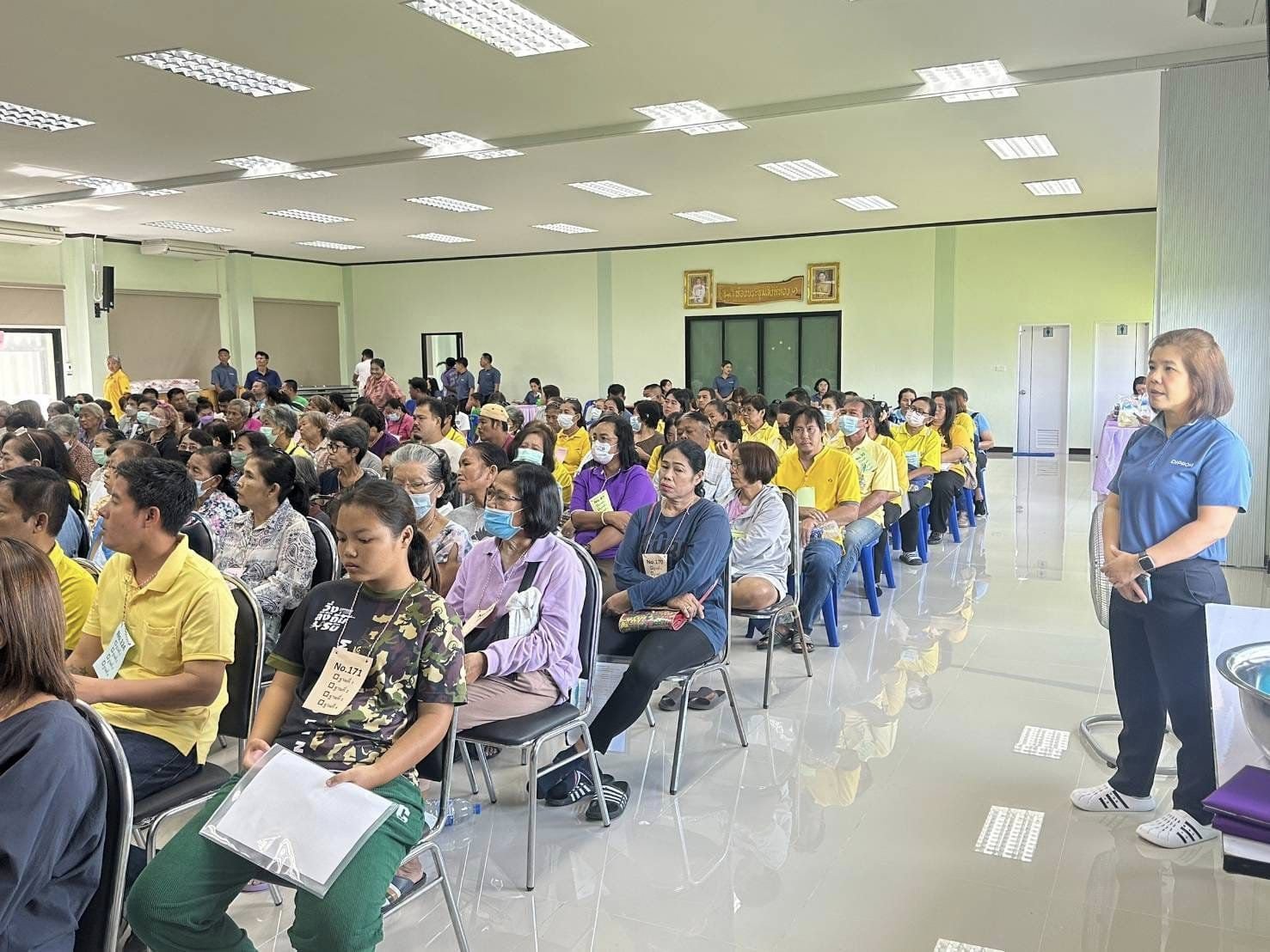 “รองอธิบดีวัชรุน” ลงพื้นที่ "ติดปีกชุมชน" เสริมแกร่งทักษะอาชีพอ่างทอง