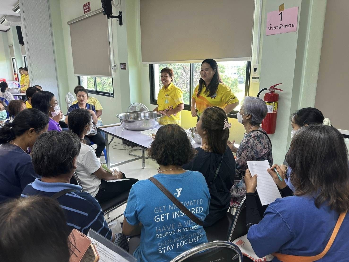 “รองอธิบดีวัชรุน” ลงพื้นที่ "ติดปีกชุมชน" เสริมแกร่งทักษะอาชีพอ่างทอง