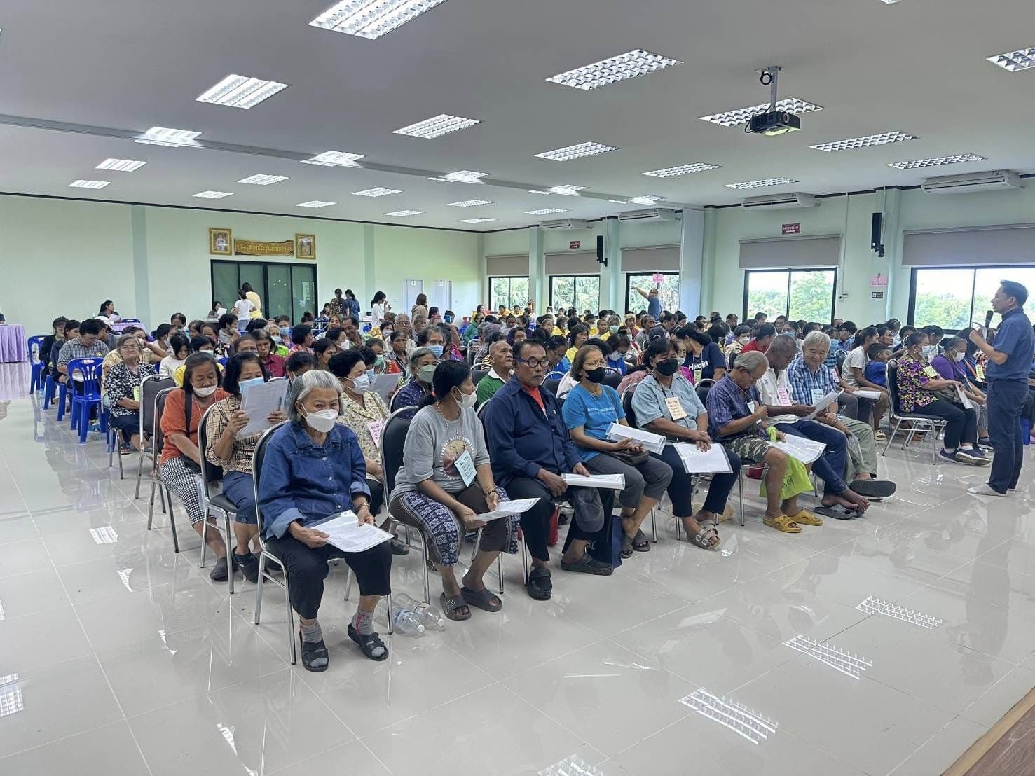 “รองอธิบดีวัชรุน” ลงพื้นที่ "ติดปีกชุมชน" เสริมแกร่งทักษะอาชีพอ่างทอง
