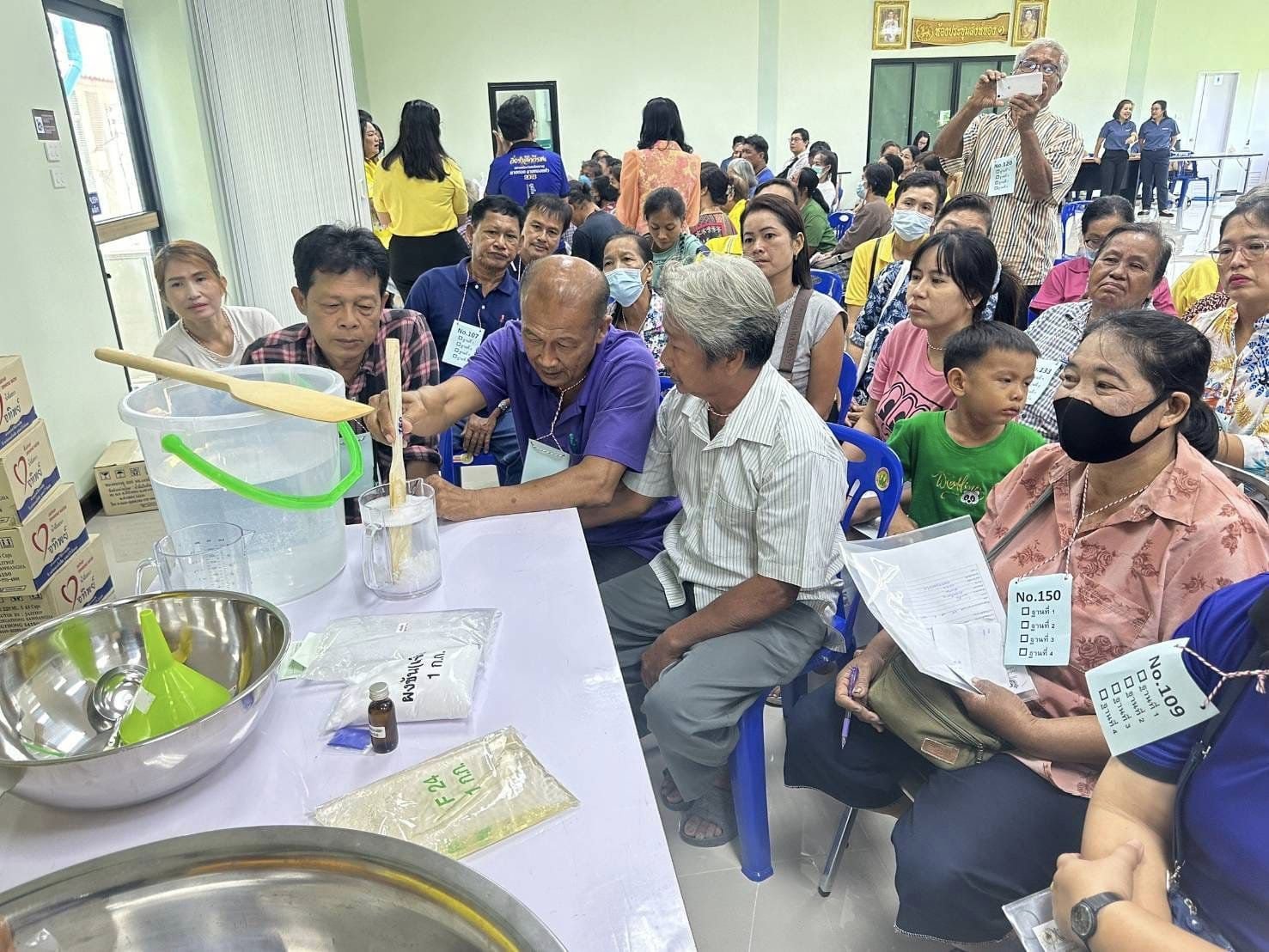 “รองอธิบดีวัชรุน” ลงพื้นที่ "ติดปีกชุมชน" เสริมแกร่งทักษะอาชีพอ่างทอง