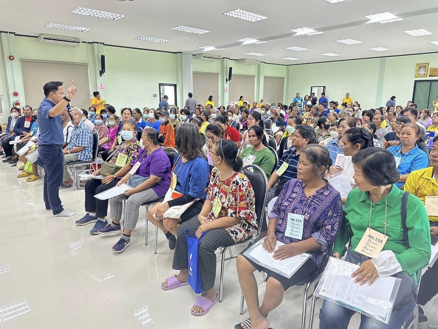“รองอธิบดีวัชรุน” ลงพื้นที่ "ติดปีกชุมชน" เสริมแกร่งทักษะอาชีพอ่างทอง
