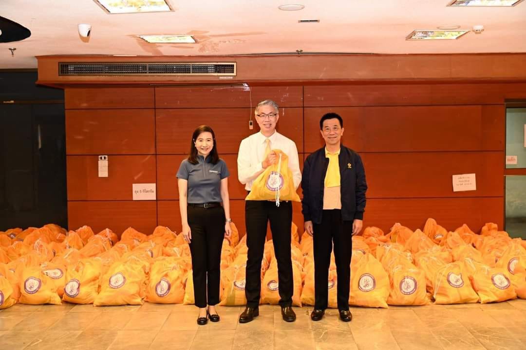 "ปลัดฯ ณัฐพล" รับมอบถุงยังชีพ เพื่อช่วยเหลือผู้ประสบภัยน้ำท่วม