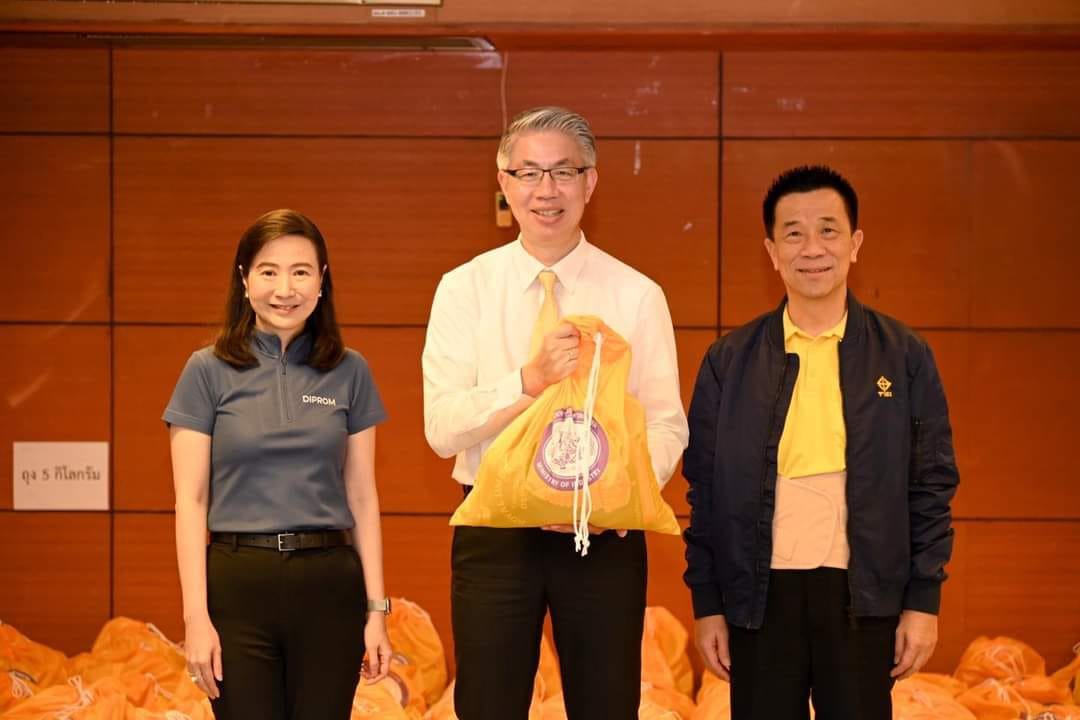 "ปลัดฯ ณัฐพล" รับมอบถุงยังชีพ เพื่อช่วยเหลือผู้ประสบภัยน้ำท่วม