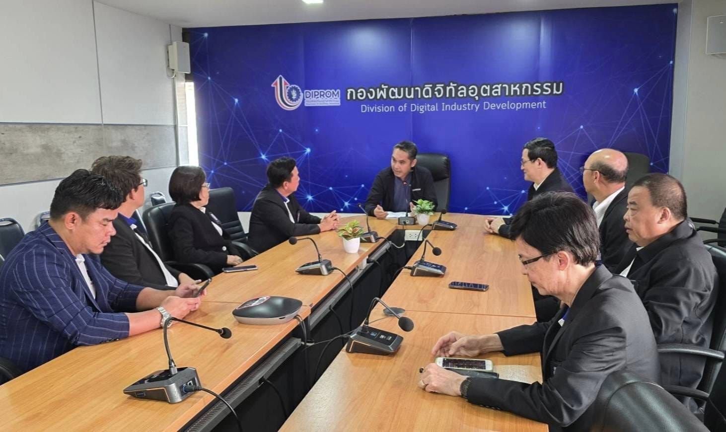 “ดีพร้อม” รับโจทย์ “รมต.เอกนัฏ” บูรณาการภาคเอกชน หารือเครือข่าย คพอ.ดีพร้อม ขับเคลื่อนนโยบาย “ปฏิรูปอุตสาหกรรม” พัฒนาหลักสูตร Upskill / Reskill ต่อยอดธุรกิจ