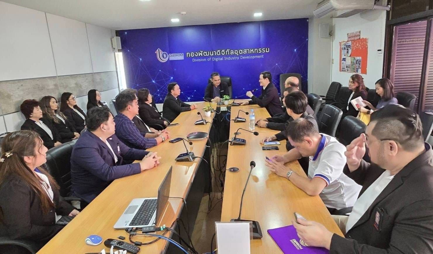 “ดีพร้อม” รับโจทย์ “รมต.เอกนัฏ” บูรณาการภาคเอกชน หารือเครือข่าย คพอ.ดีพร้อม ขับเคลื่อนนโยบาย “ปฏิรูปอุตสาหกรรม” พัฒนาหลักสูตร Upskill / Reskill ต่อยอดธุรกิจ