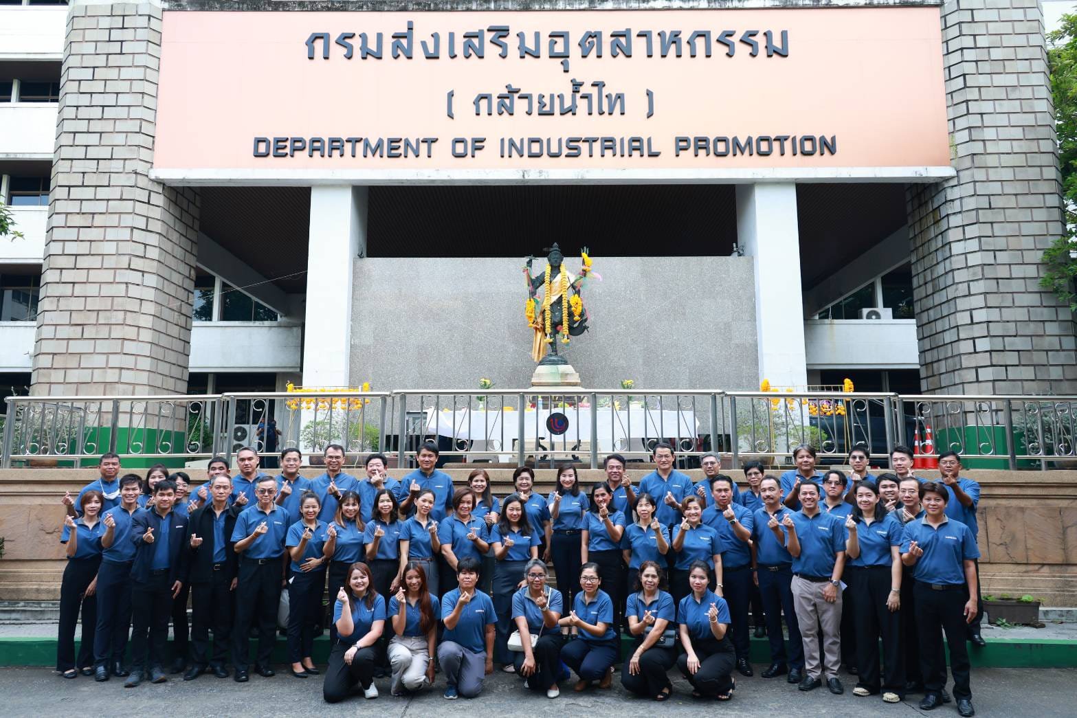 เปิดบ้านดีพร้อม แจงนโยบาย "รมต.เอกนัฏ" เตรียมพร้อมขับเคลื่อนนิคม SMEs โชว์เครื่องจักรต้นแบบโรงงานนำร่อง 13 แห่งทั่วประเทศ ร่วมกับการนิคมฯ และ อว.
