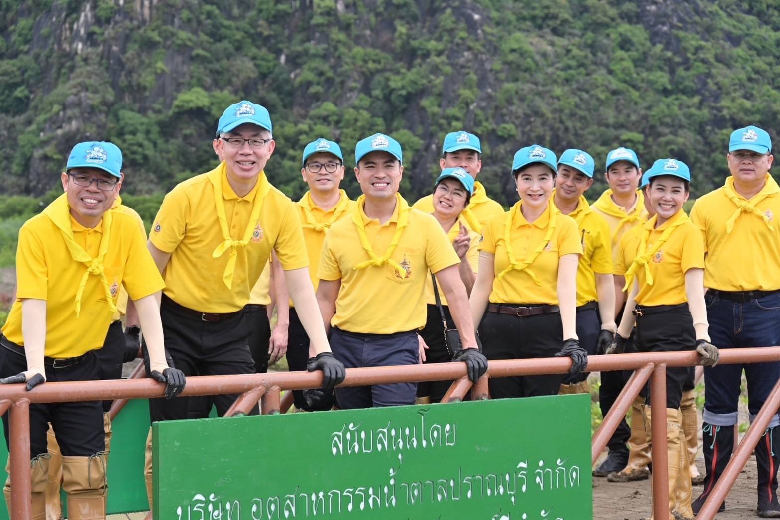 “เอกนัฏ” นำทีมจิตอาสา ก.อุตฯ ปลูกป่าลดคาร์บอนฯ สืบสานพระราชปณิธาน ณ อุทยานเขาสามร้อยยอด