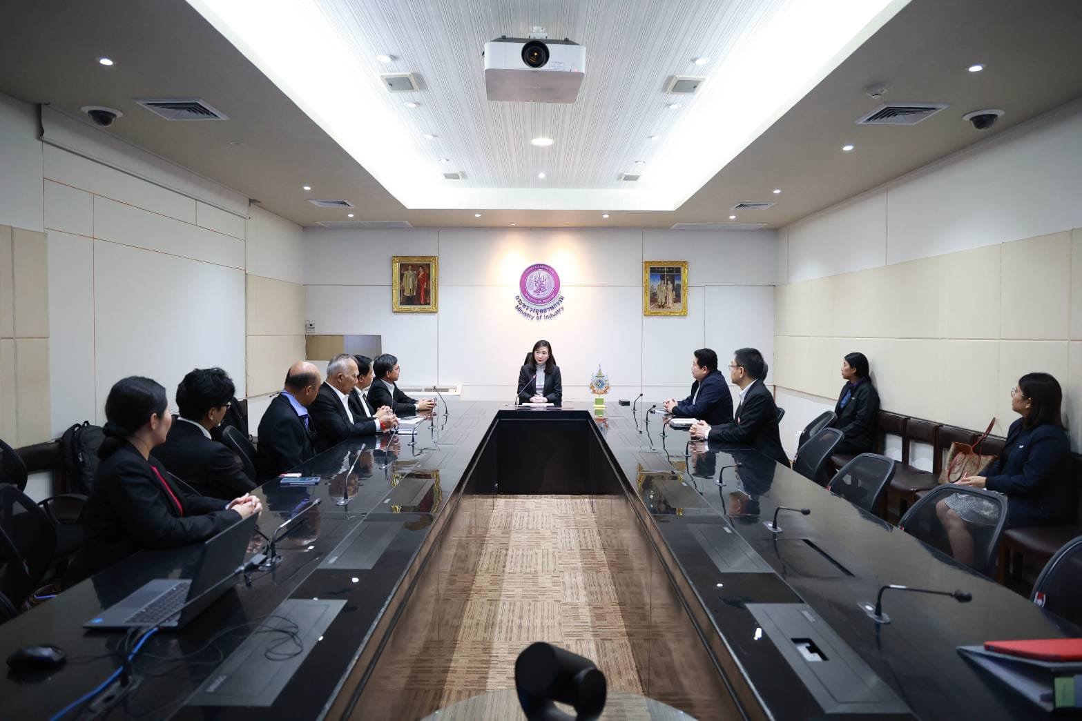 "รมต.เอกนัฏ" สั่งดีพร้อม ตอบโจทย์ความต้องการของประเทศเพื่อสร้างอุตสาหกรรมเศรษฐกิจเป้าหมาย พร้อมสนับสนุน Supply Chain ที่มีศักยภาพสูง