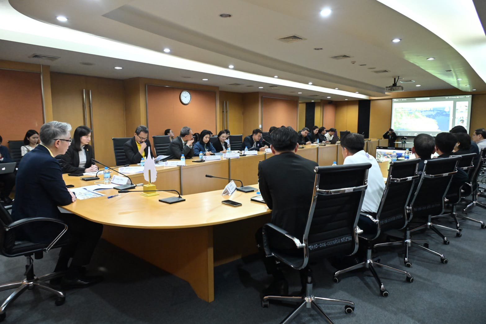 ปลัดฯ ณัฐพล ประชุมติดตามสถานการณ์อุทกภัย กำชับหน่วยงาน อก. เร่งเข้าช่วยเหลือประชาชน-โรงงาน สอจ. และศูนย์ฯ ที่น้ำท่วม พร้อมเตรียมแผนรับมือนิคมอุตสาหกรรมและเขตประกอบการอย่างใกล้ชิด