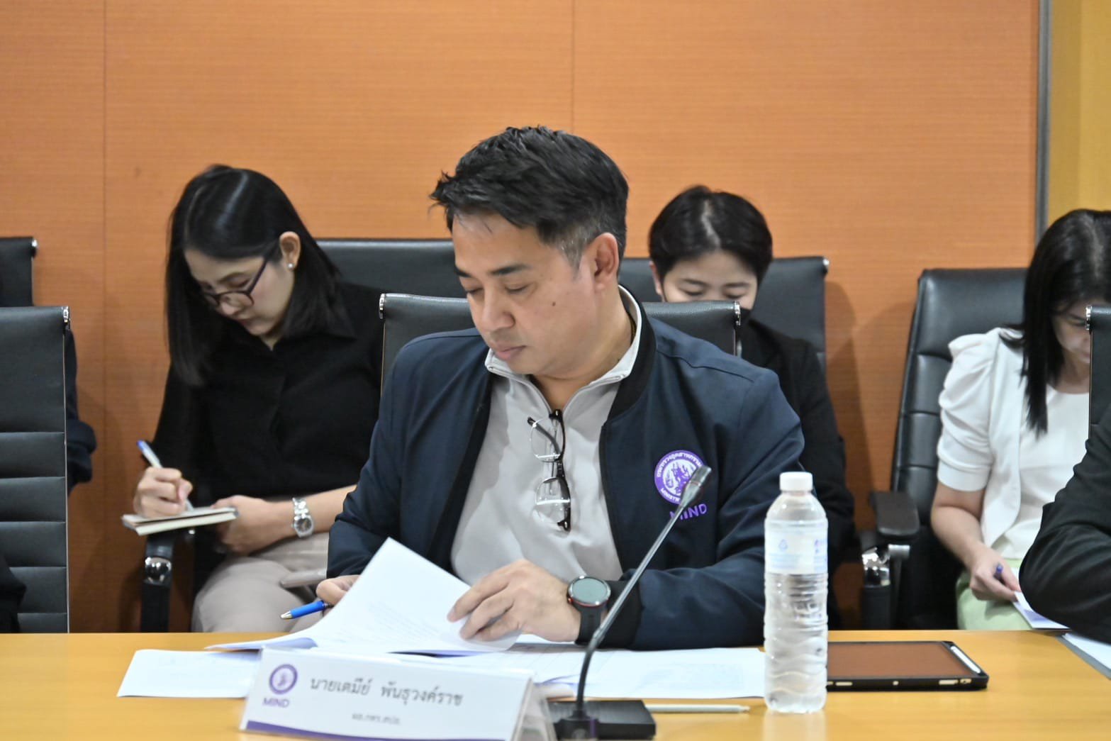 ปลัดฯ ณัฐพล ประชุมติดตามสถานการณ์อุทกภัย กำชับหน่วยงาน อก. เร่งเข้าช่วยเหลือประชาชน-โรงงาน สอจ. และศูนย์ฯ ที่น้ำท่วม พร้อมเตรียมแผนรับมือนิคมอุตสาหกรรมและเขตประกอบการอย่างใกล้ชิด