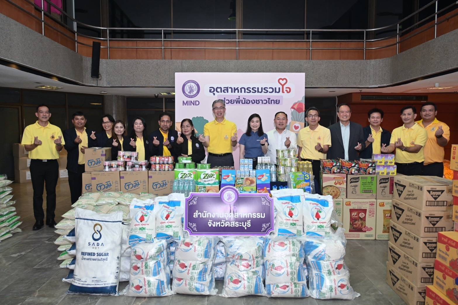 ปลัดฯ ณัฐพล รับมอบสิ่งของอุปโภค บริโภค เตรียมแพคถุง เพื่อช่วยเหลือผู้ประสบภัยน้ำท่วม