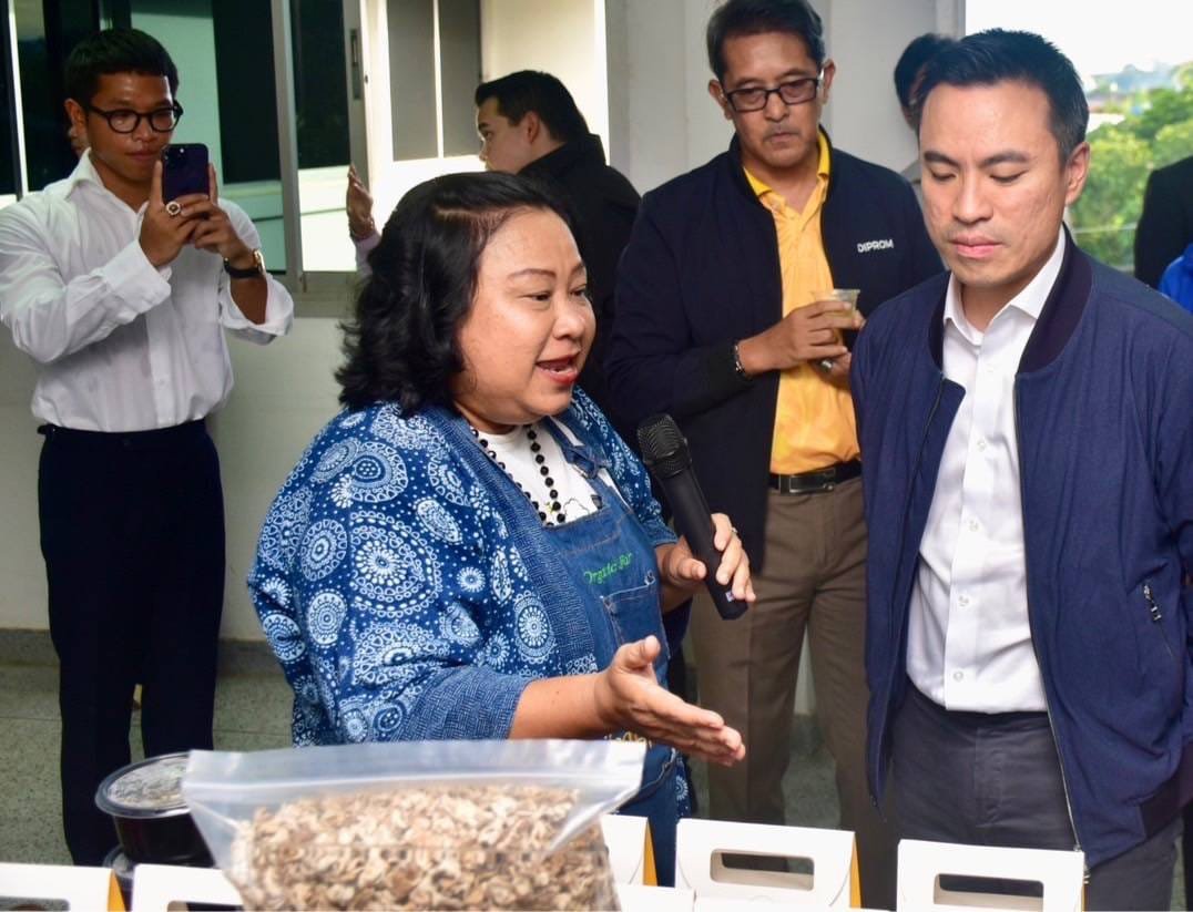 "เอกนัฏ" ล่องใต้ ลงพื้นที่สุราษฎร์ฯ! มอบนโยบาย “ปฏิรูปอุตสาหกรรม” สั่งการ “ดีพร้อม” ดึงลงทุนต่างชาติ ขับเคลื่อน SMEs ภาคใต้สู่ความยั่งยืนด้วย BCG