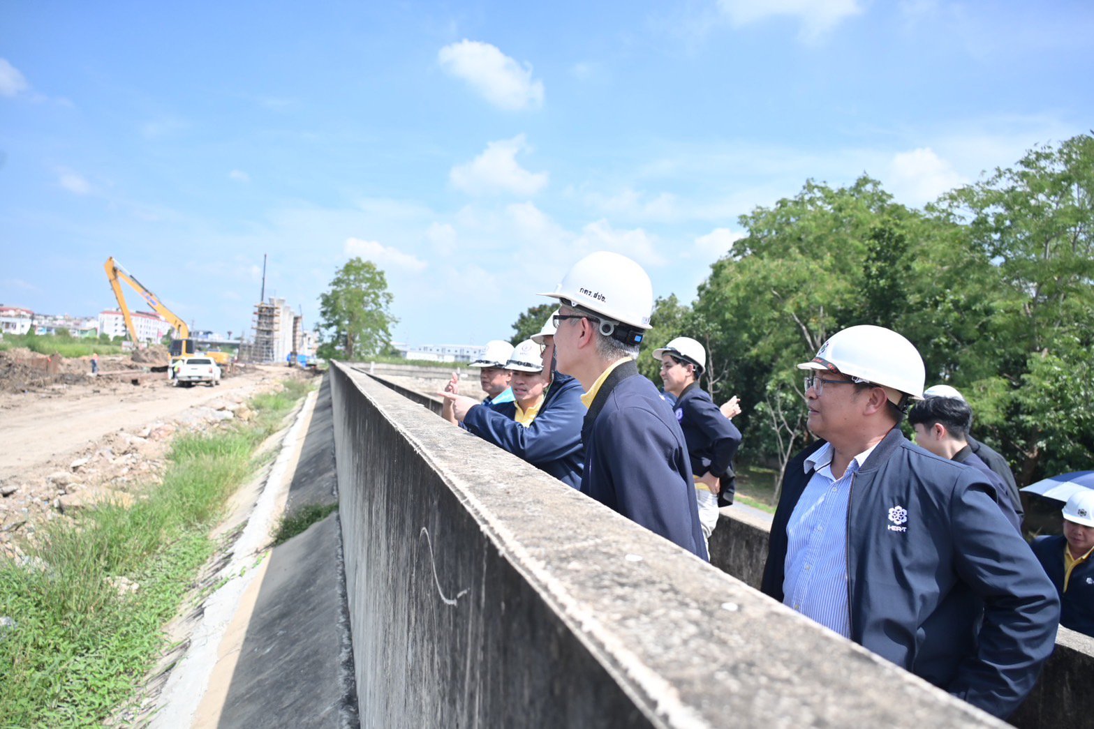 "เอกนัฏ" ลงพื้นที่ติดตามสถานการณ์น้ำท่วมอยุธยา ย้ำพื้นที่เศรษฐกิจปลอดภัย พร้อมรับมือน้ำหลากเต็มพิกัด