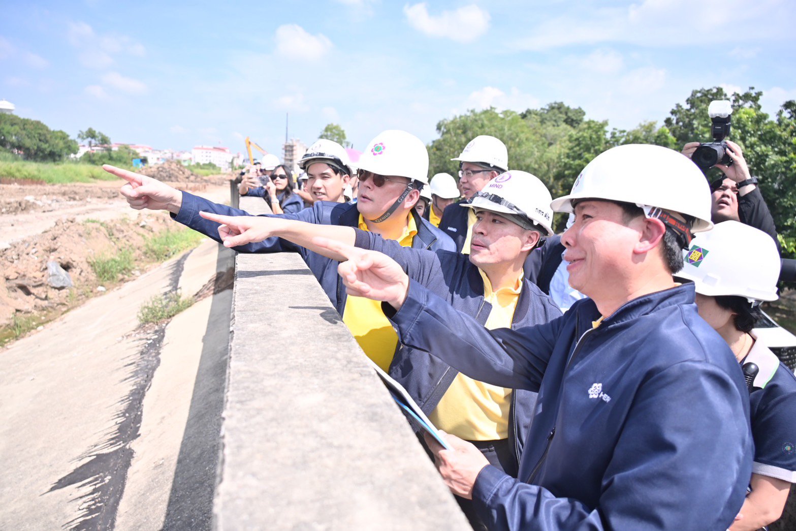 "เอกนัฏ" ลงพื้นที่ติดตามสถานการณ์น้ำท่วมอยุธยา ย้ำพื้นที่เศรษฐกิจปลอดภัย พร้อมรับมือน้ำหลากเต็มพิกัด