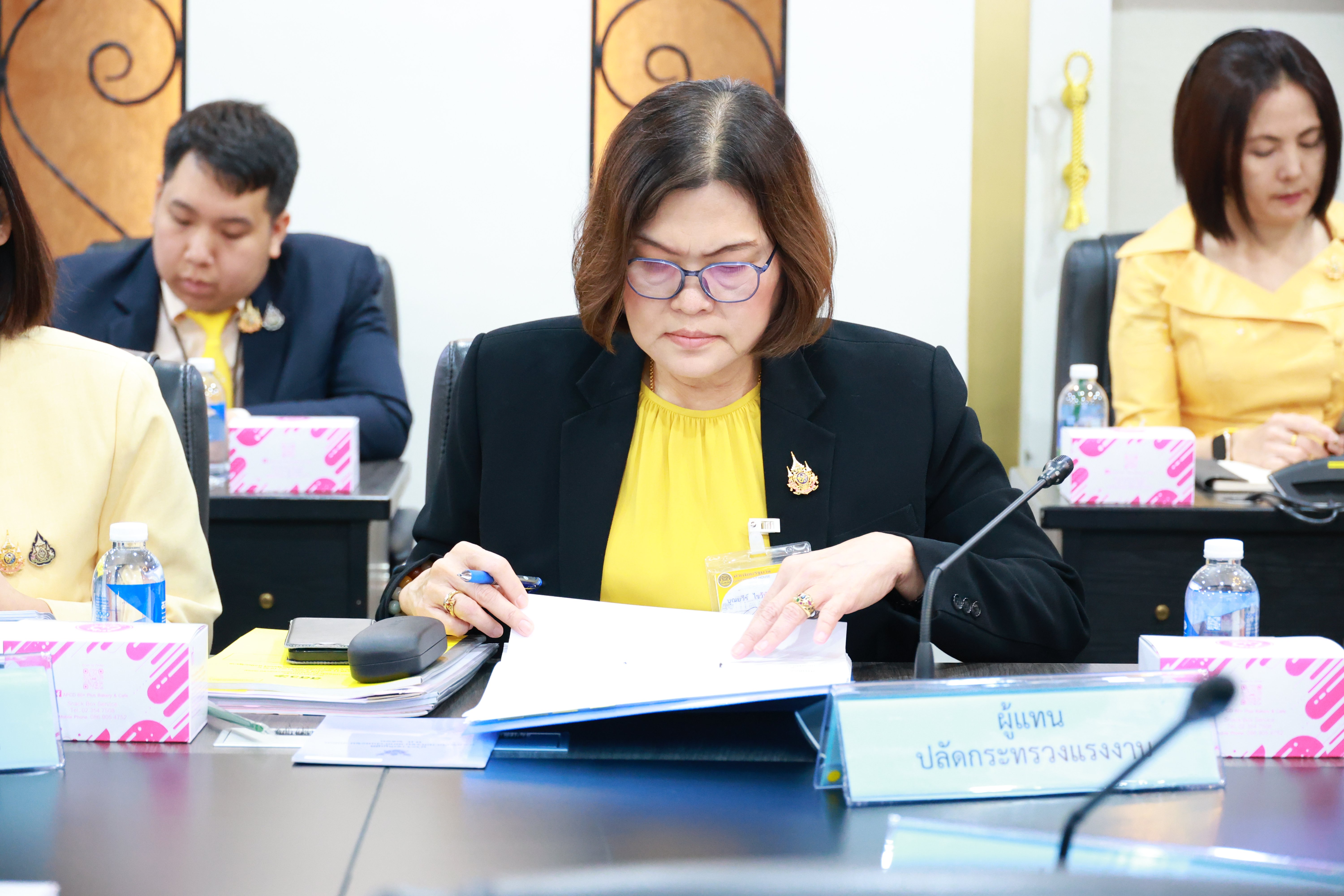 "ดีพร้อม" ผนึกกำลัง MIND ร่วมกำหนดแนวทางส่งเสริมเอสเอ็มอี แก้ปัญหาการทะลักของสินค้าจีน พร้อม "เลขาฯ พงศ์พล" ในการประชุมบอร์ดใหญ่ สสว.