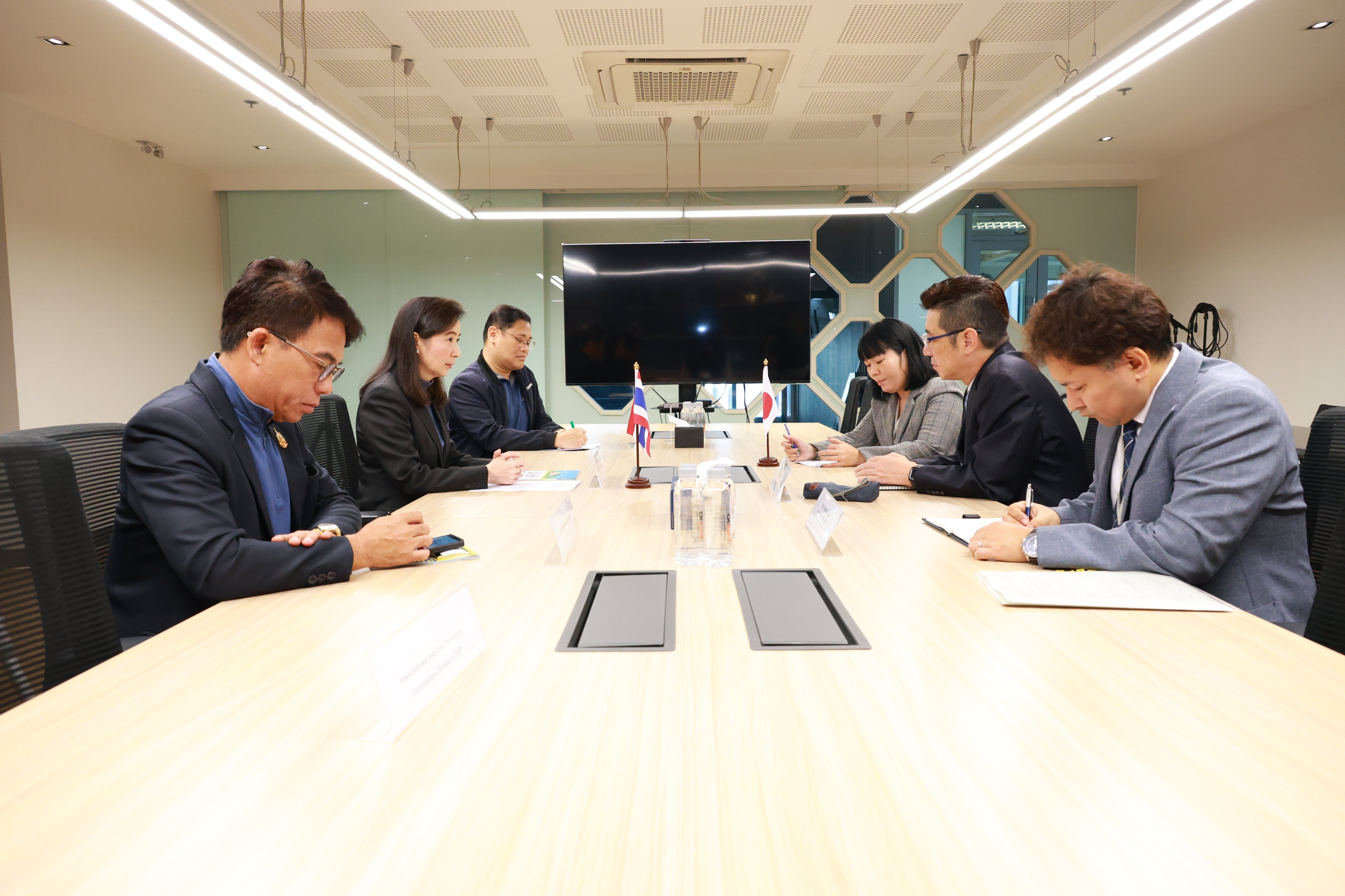 "อธิบดีดีพร้อม" OPEN HOUSE: Green Technology & Innovate Healthcare for Japan and Thailand Business Matching เร่งเครื่องยนต์อุตสาหกรรมเศรษฐกิจใหม่ "รมต.เอกนัฏ" ชี้เครือข่ายธุรกิจการแพทย์และสิ่งแวดล้อมไทยยั่งยืน