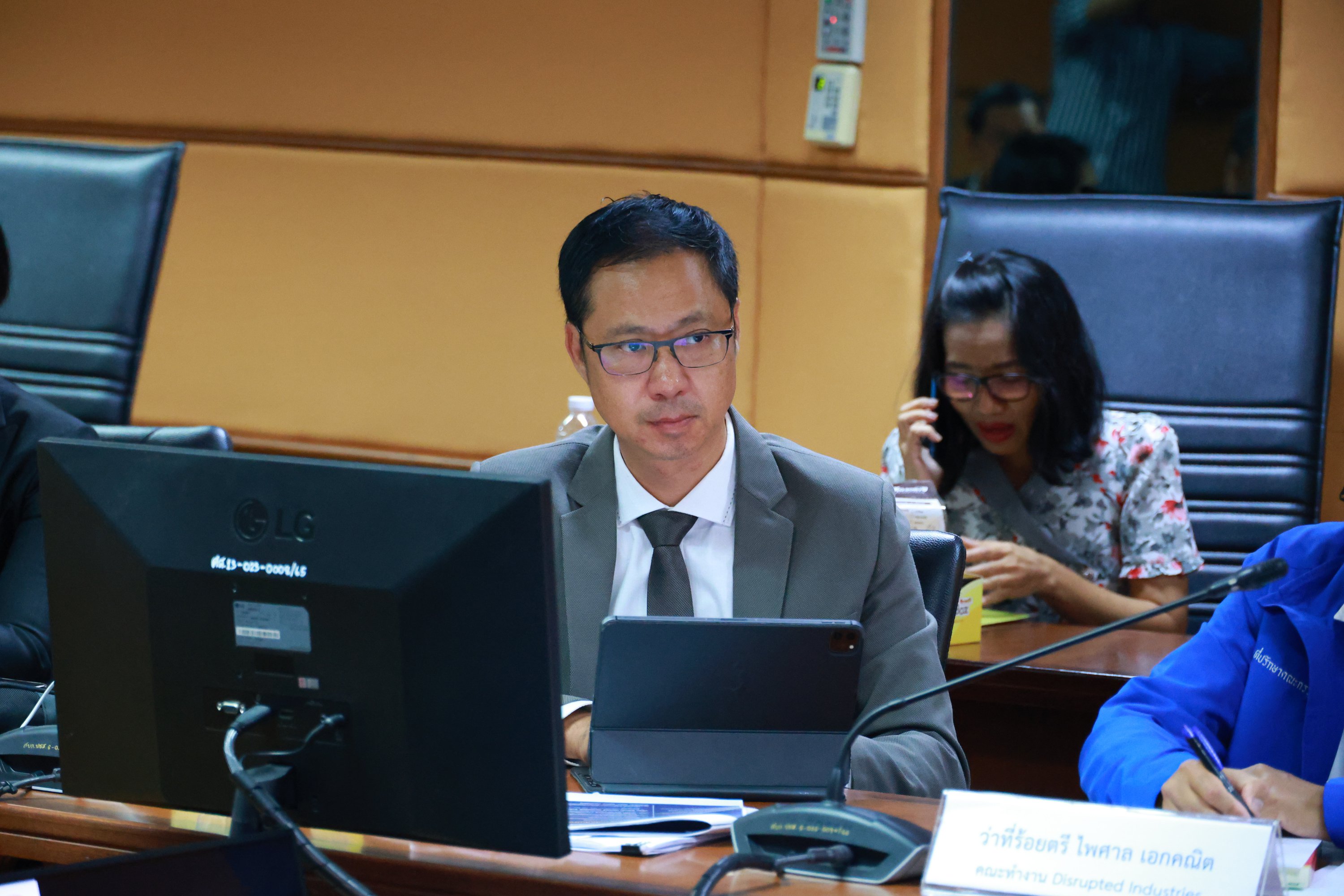 "ดีพร้อม" วิพากษ์ผลของคณะทำงานศึกษาปรับปรุงกฎหมายอุตสาหกรรม สภาผู้แทนราษฎร โชว์นโยบาย "รมต.เอกนัฏ" แนวทางการช่วยเหลือ Disrupted Industries อุตสาหกรรมที่หยุดชะงัก และการส่งเสริมเอสเอ็มอีเข้าสู่ยุค Digital Transformation
