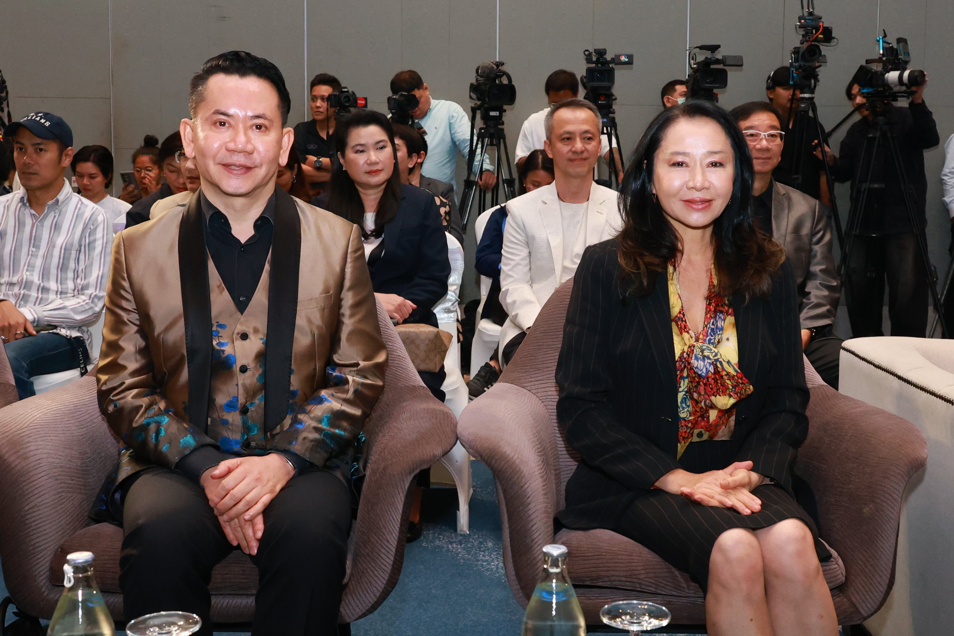 **แฟชั่นไทยปังไม่หยุด! “ดีพร้อม” จับมืออินฟลูเอนเซอร์ “ปลัดณัฐพล” ปลุกพลังทางอ้อม รับลูก “รมต.เอกนัฏ” เผยก้าวสำคัญ ดัน Nation Branding ขยายพลัง Soft Power ตอกย้ำศักยภาพสู่สากล
