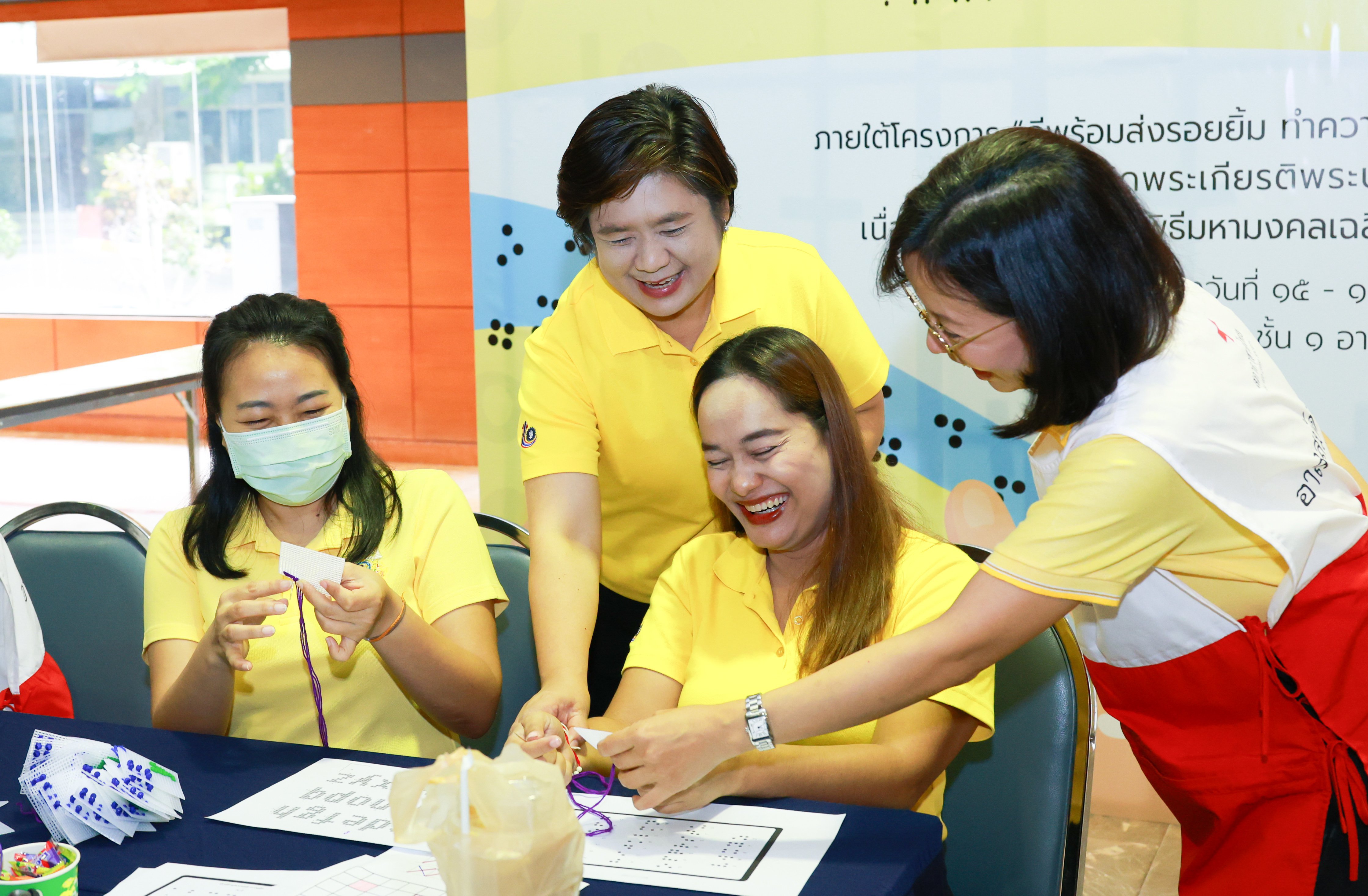 "ดีพร้อม" รวมพลังพี่ให้น้อง สร้างอักษรเบรลล์ด้วยหัวใจ