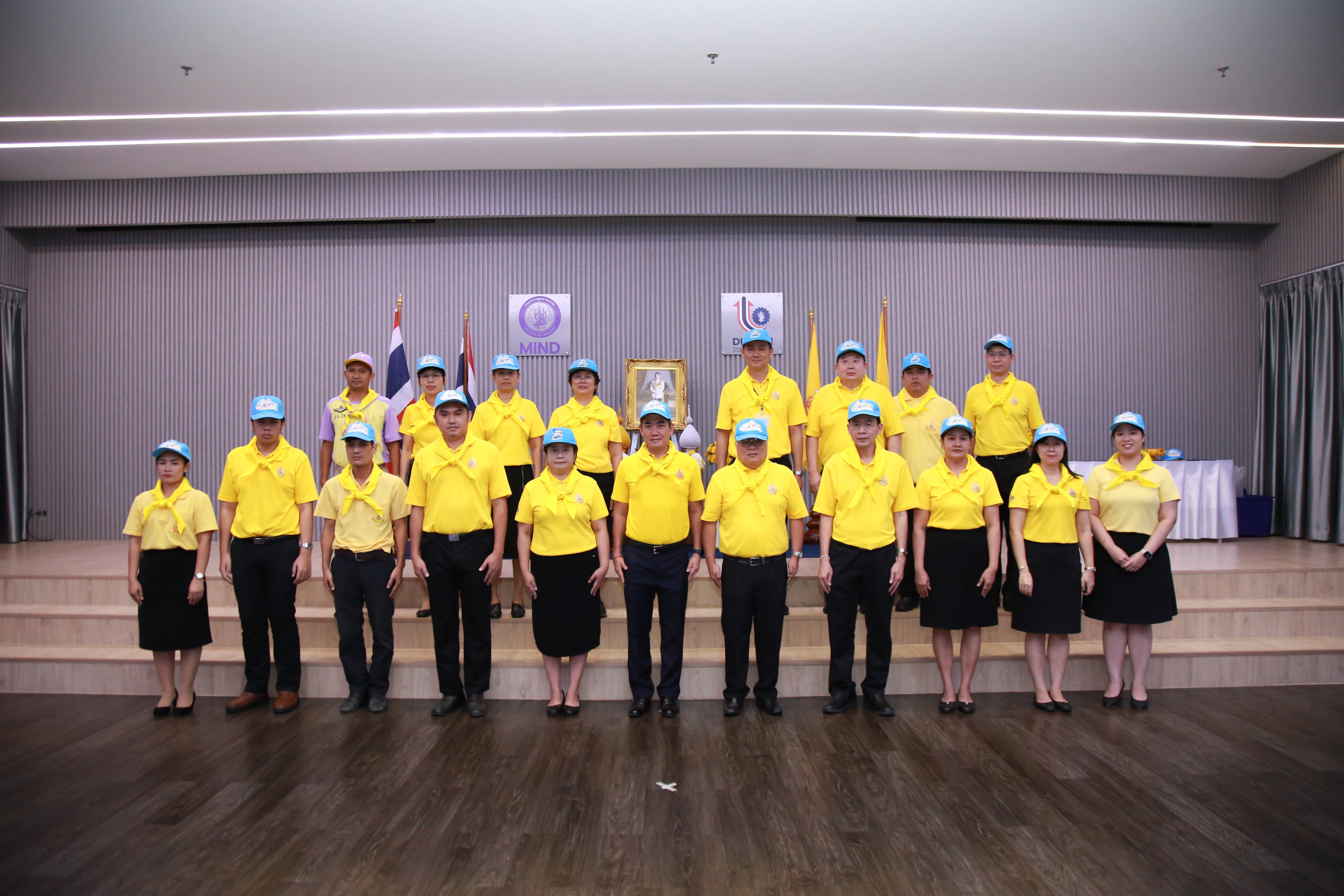 "ดีพร้อม" จัดพิธีรับมอบหมวกและผ้าพันคอจิตอาสาพระราชทาน