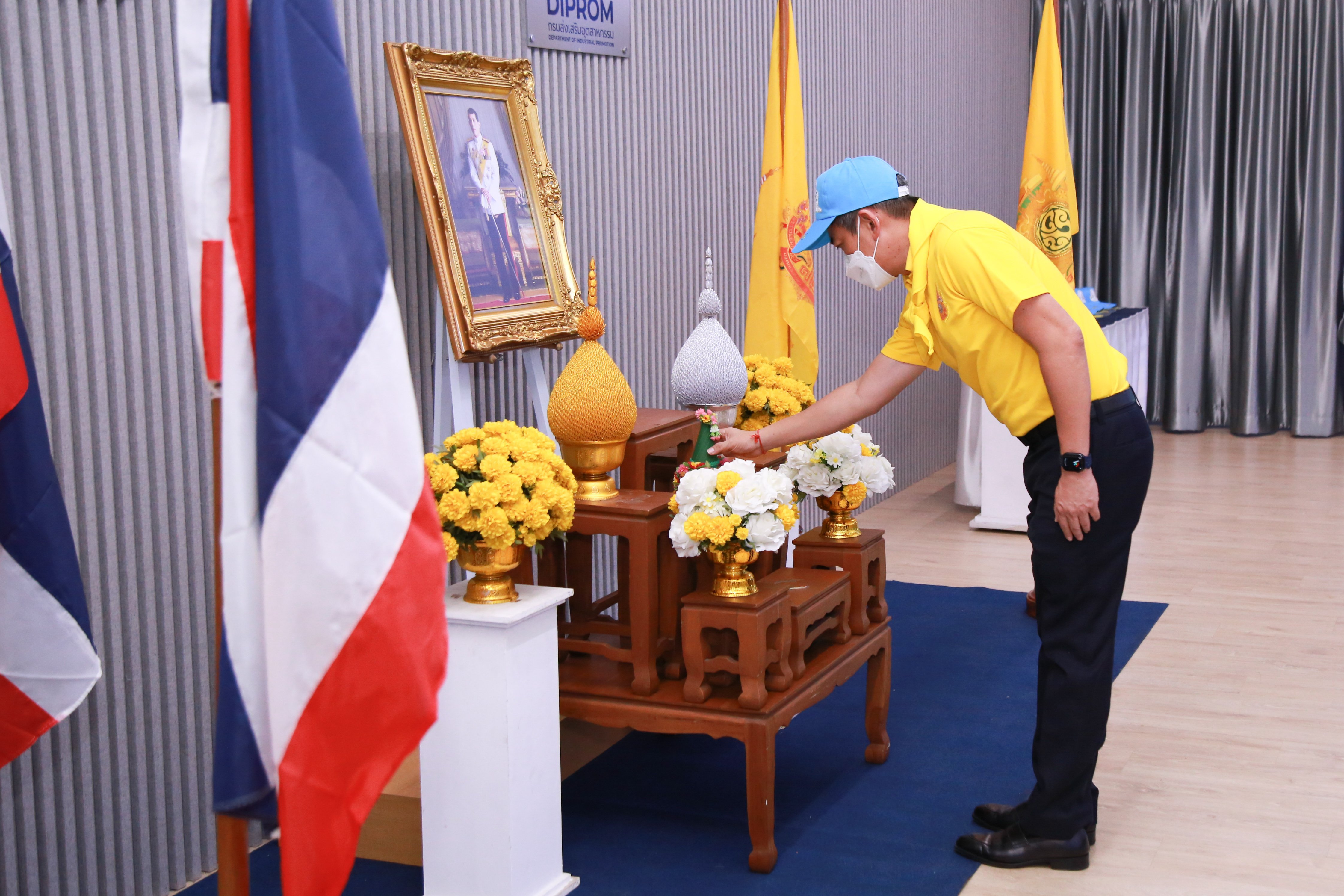 "ดีพร้อม" จัดพิธีรับมอบหมวกและผ้าพันคอจิตอาสาพระราชทาน