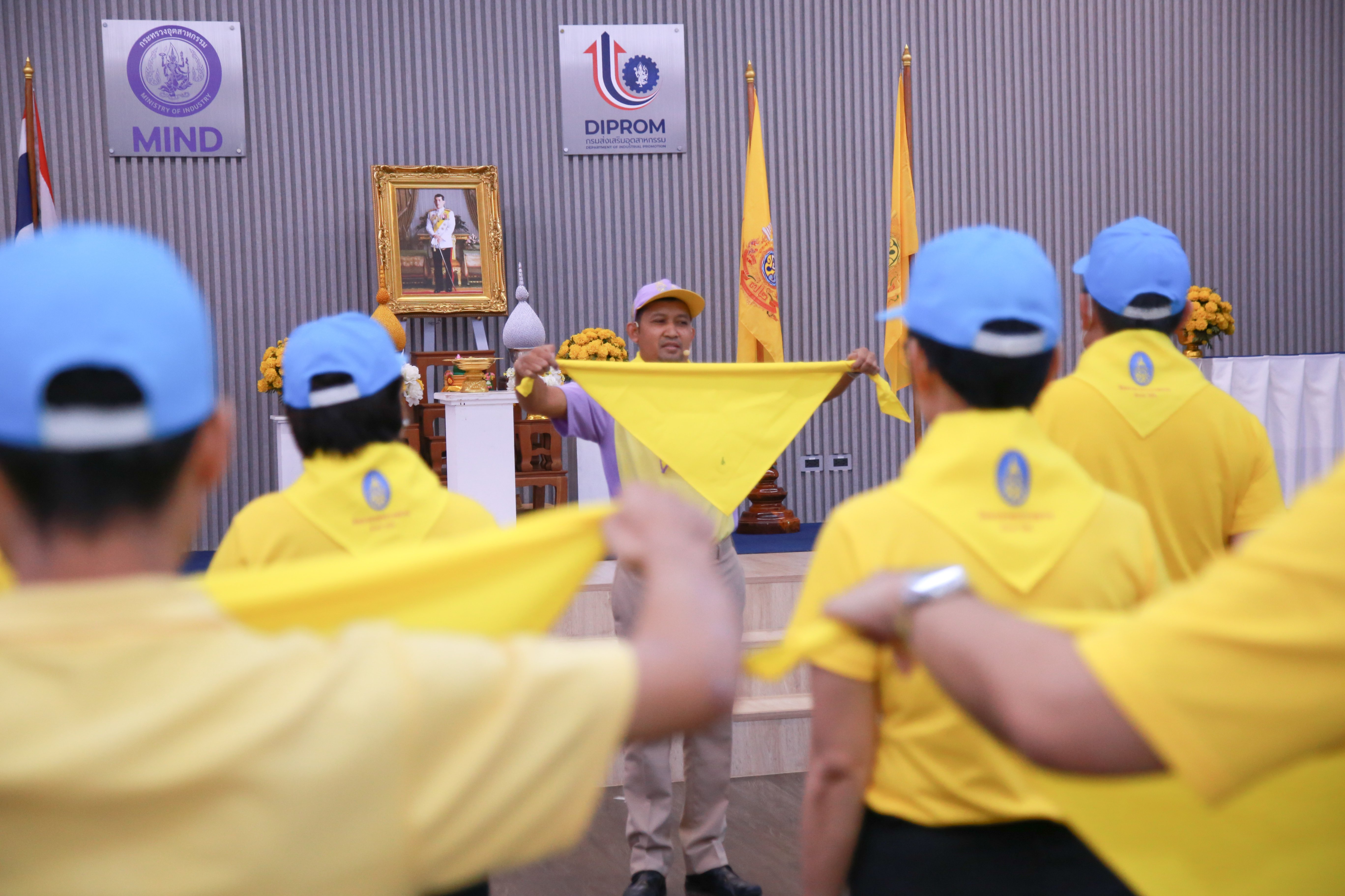 "ดีพร้อม" จัดพิธีรับมอบหมวกและผ้าพันคอจิตอาสาพระราชทาน